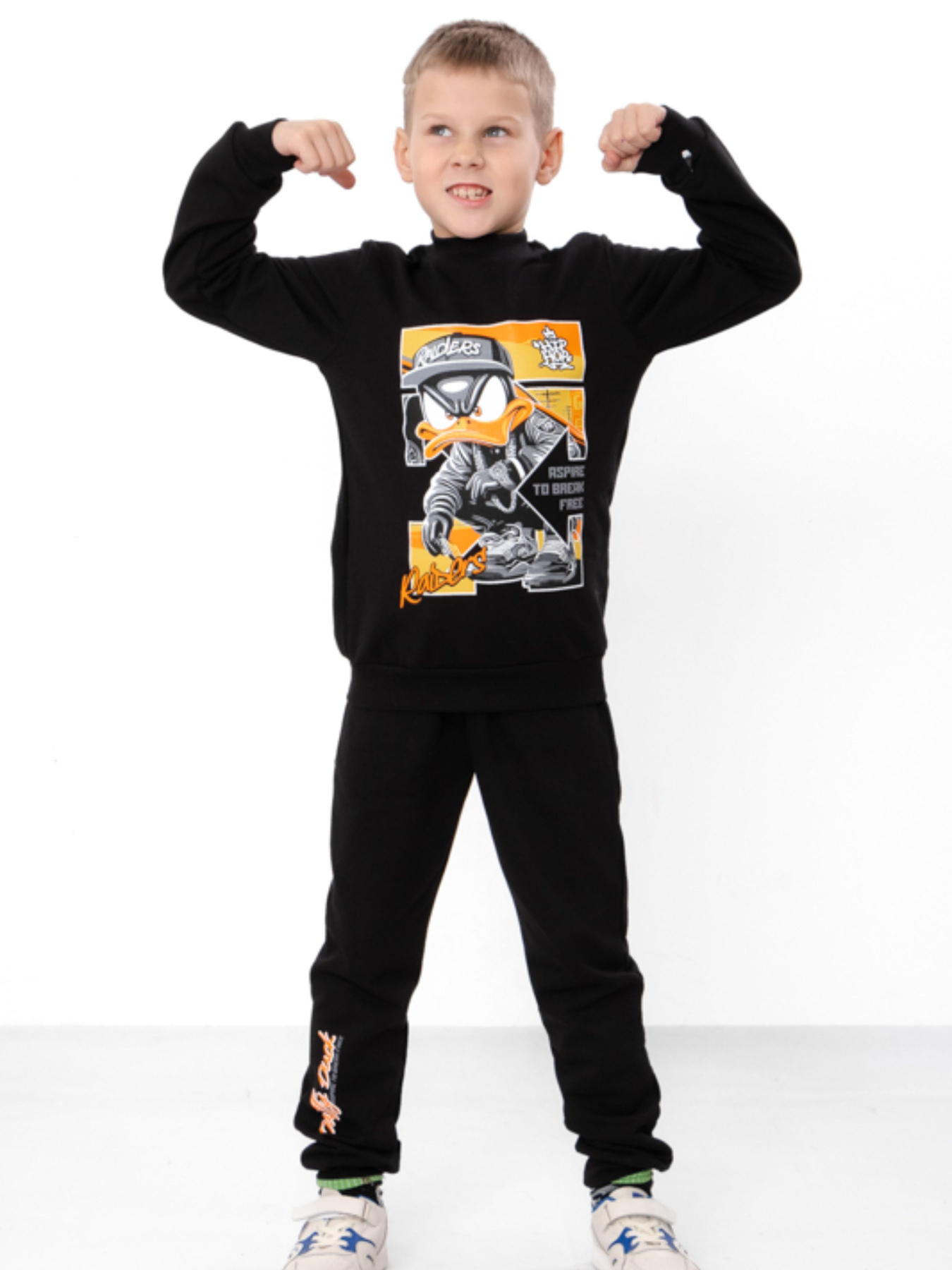 Утеплений костюм для хлопчика (світшот та штани) з малюнком, Чорний Носи Своє (6063-023-33-6) модель 6063-023-33-6-chornij-duck Утеплений костюм для хлопчика (світшот та штани) з малюнком, Чорний Носи Своє (6063-023-33-6) модель 6063-023-33-6-chornij-duck Фото