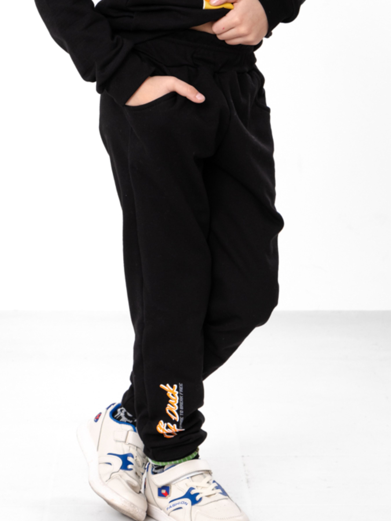 Утеплений костюм для хлопчика (світшот та штани) з малюнком, Чорний Носи Своє (6063-023-33-6) модель 6063-023-33-6-chornij-duck Утеплений костюм для хлопчика (світшот та штани) з малюнком, Чорний Носи Своє (6063-023-33-6) модель 6063-023-33-6-chornij-duck Фото