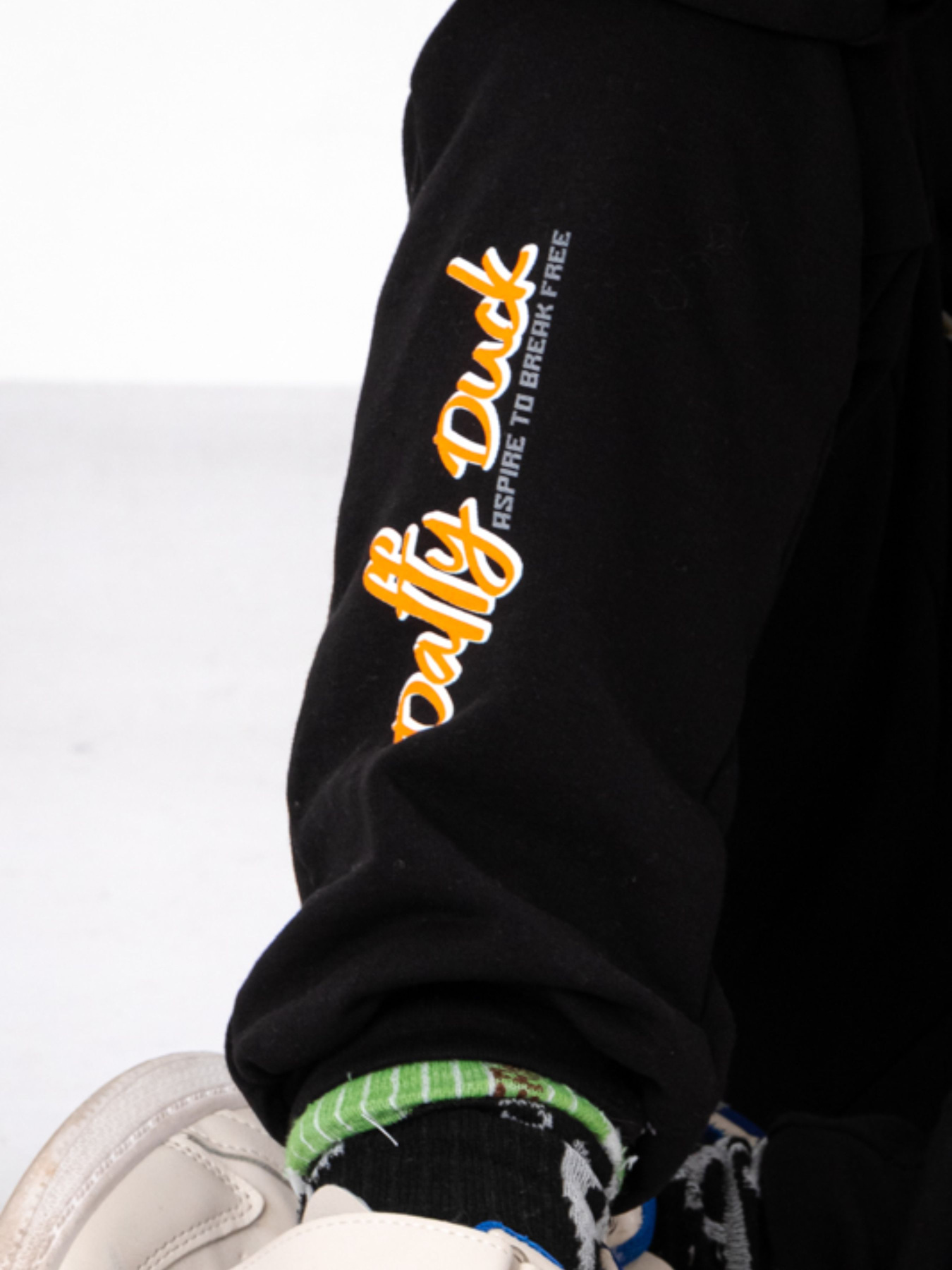 Утеплений костюм для хлопчика (світшот та штани) з малюнком, Чорний Носи Своє (6063-023-33-6) модель 6063-023-33-6-chornij-duck Утеплений костюм для хлопчика (світшот та штани) з малюнком, Чорний Носи Своє (6063-023-33-6) модель 6063-023-33-6-chornij-duck Фото