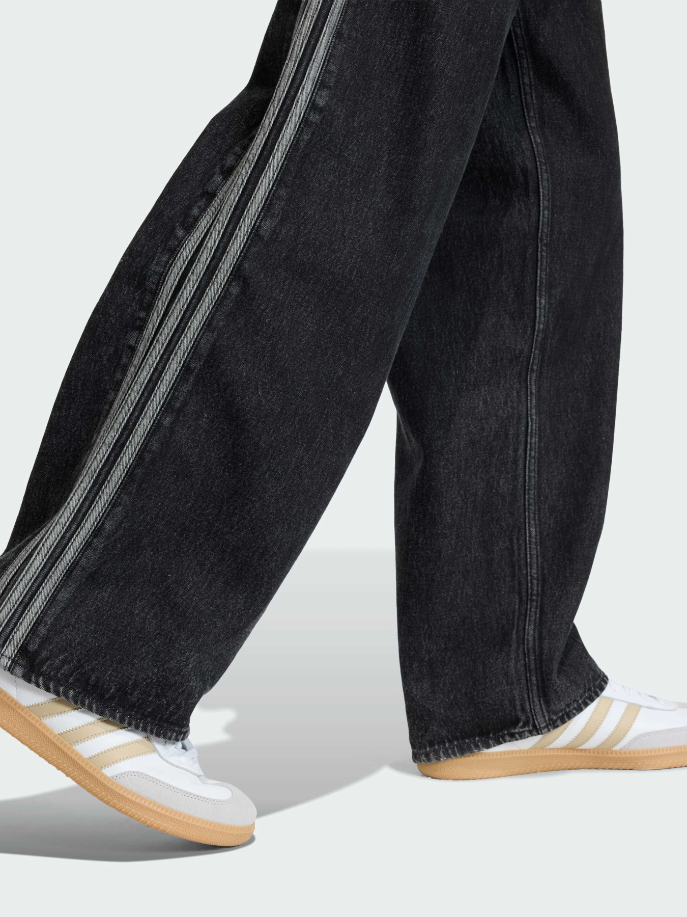 Повсякденні штани Adidas Adicolor модель KD1497 Повсякденні штани Adidas Adicolor модель KD1497 Фото