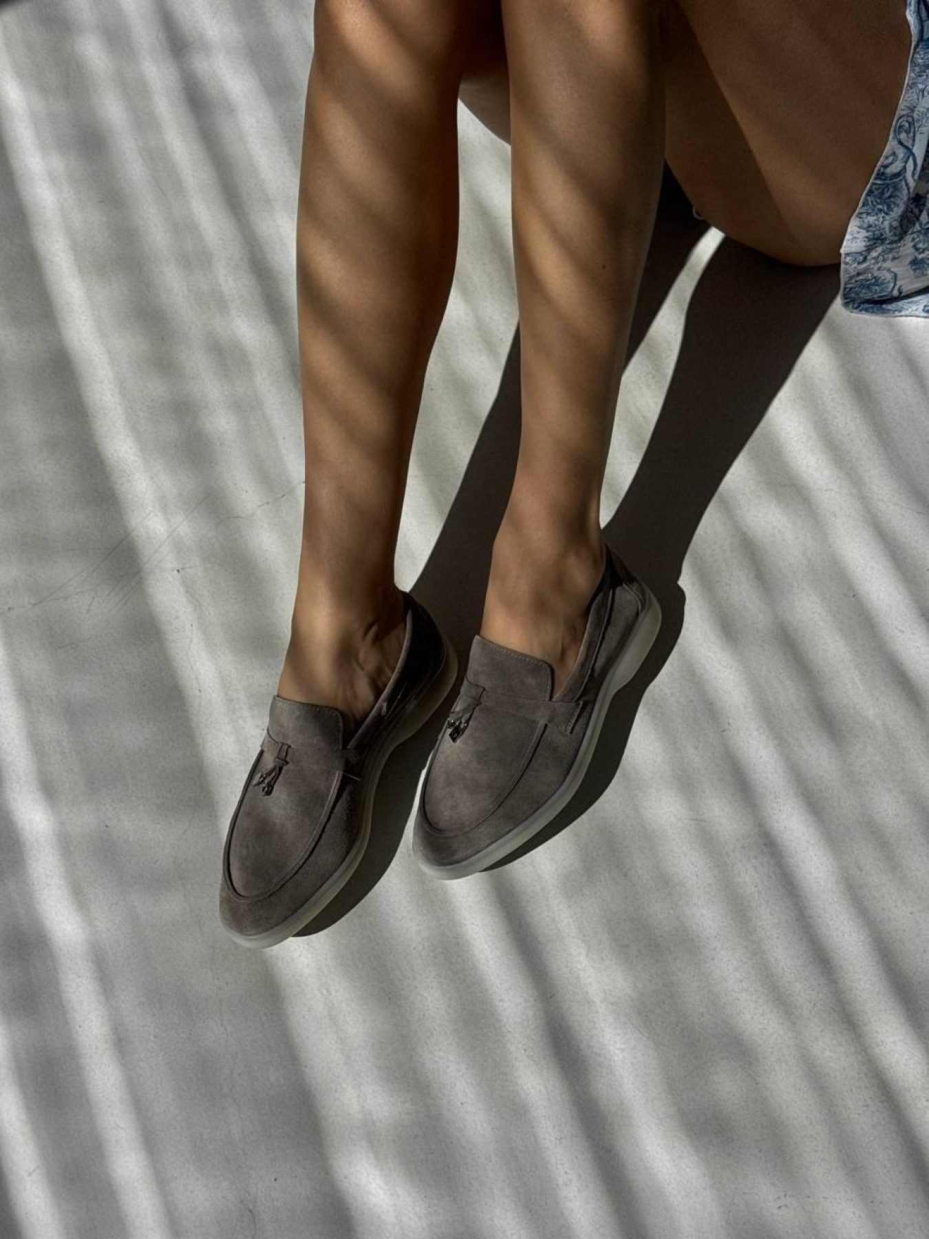 Лоферы из натуральной замши на кожаной стельке узкая перемычка/замок и кольцо Моко серый (154/хилари2) модель P_207780-S39_207810 Фото