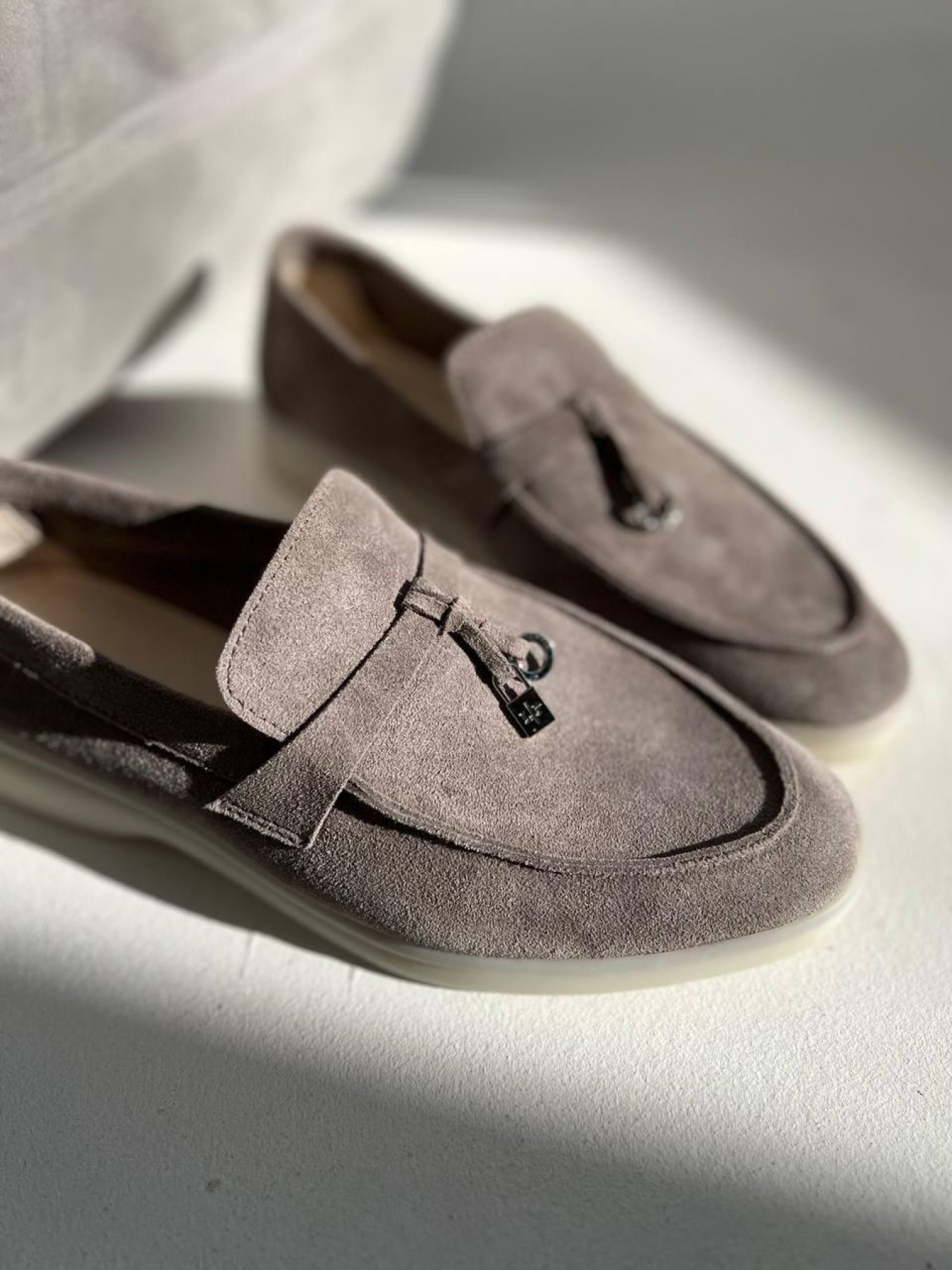 Лоферы из натуральной замши на кожаной стельке узкая перемычка/замок и кольцо Моко серый (154/хилари2) модель P_207780-S39_207810 Фото