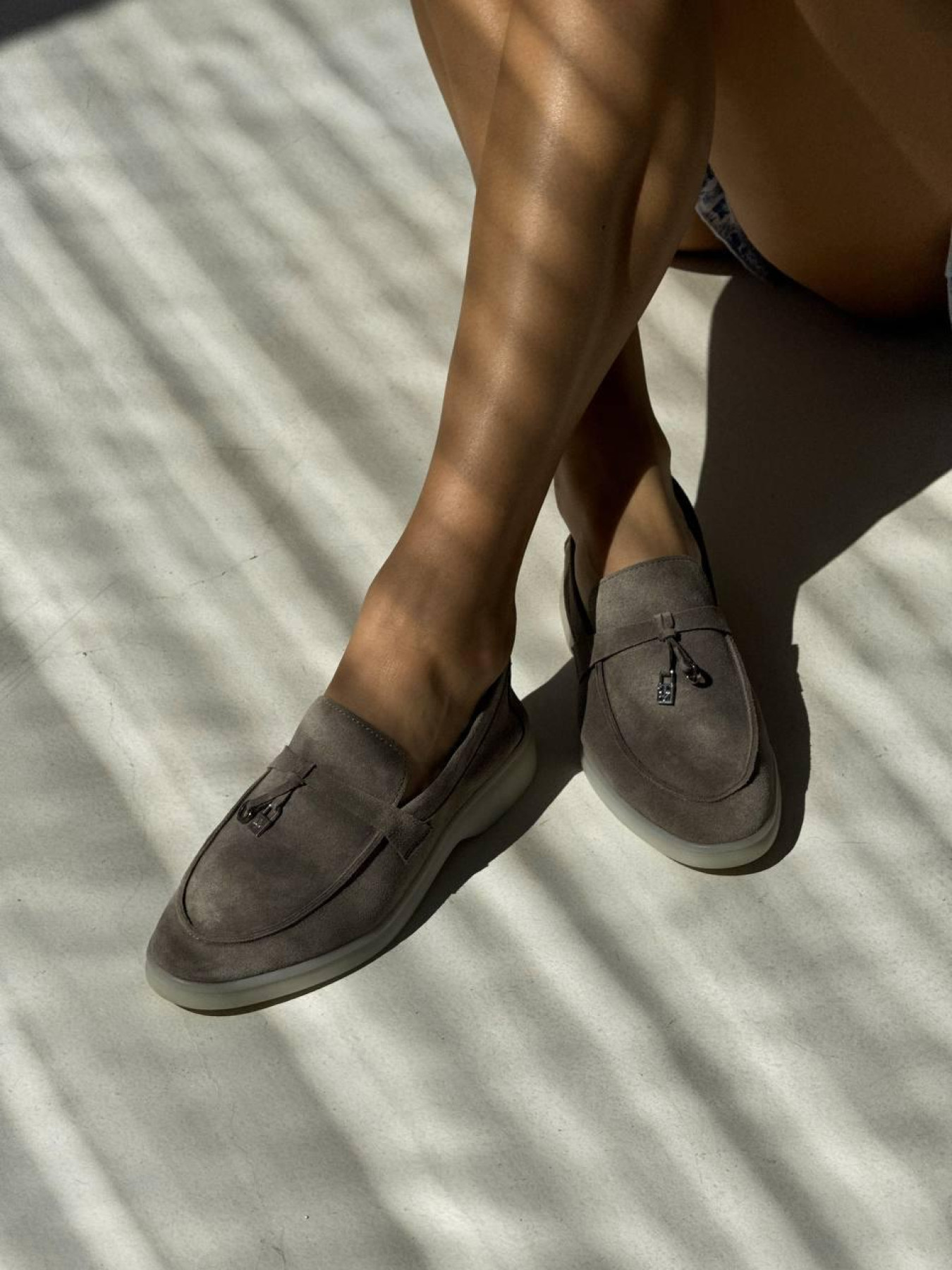 Лоферы из натуральной замши на кожаной стельке узкая перемычка/замок и кольцо Моко серый (154/хилари2) модель P_207780-S39_207810 Фото