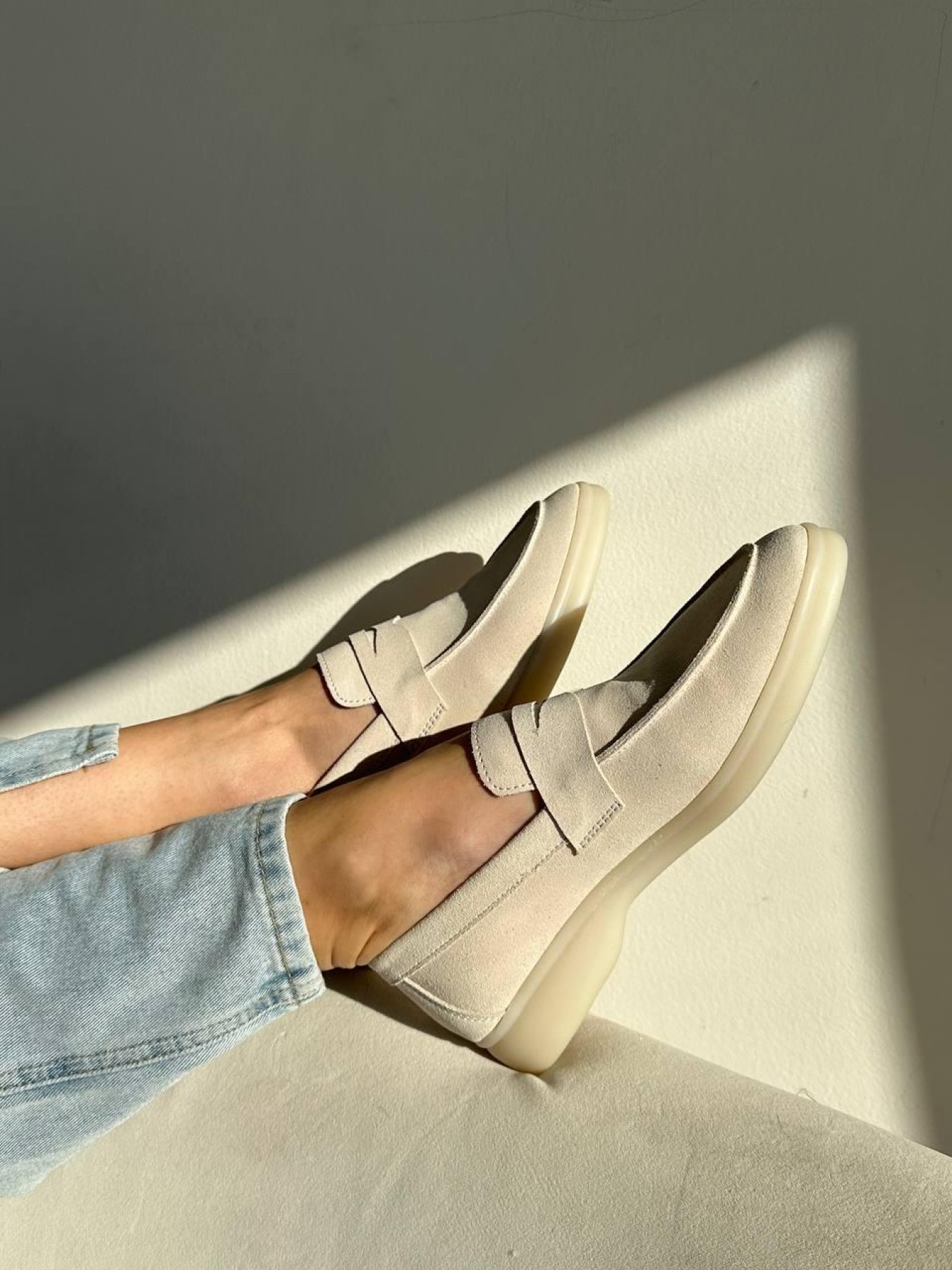 Лофери з натуральної замші фігурна перемичка Світлий беж (154) модель P_205687-S37_205687 Фото