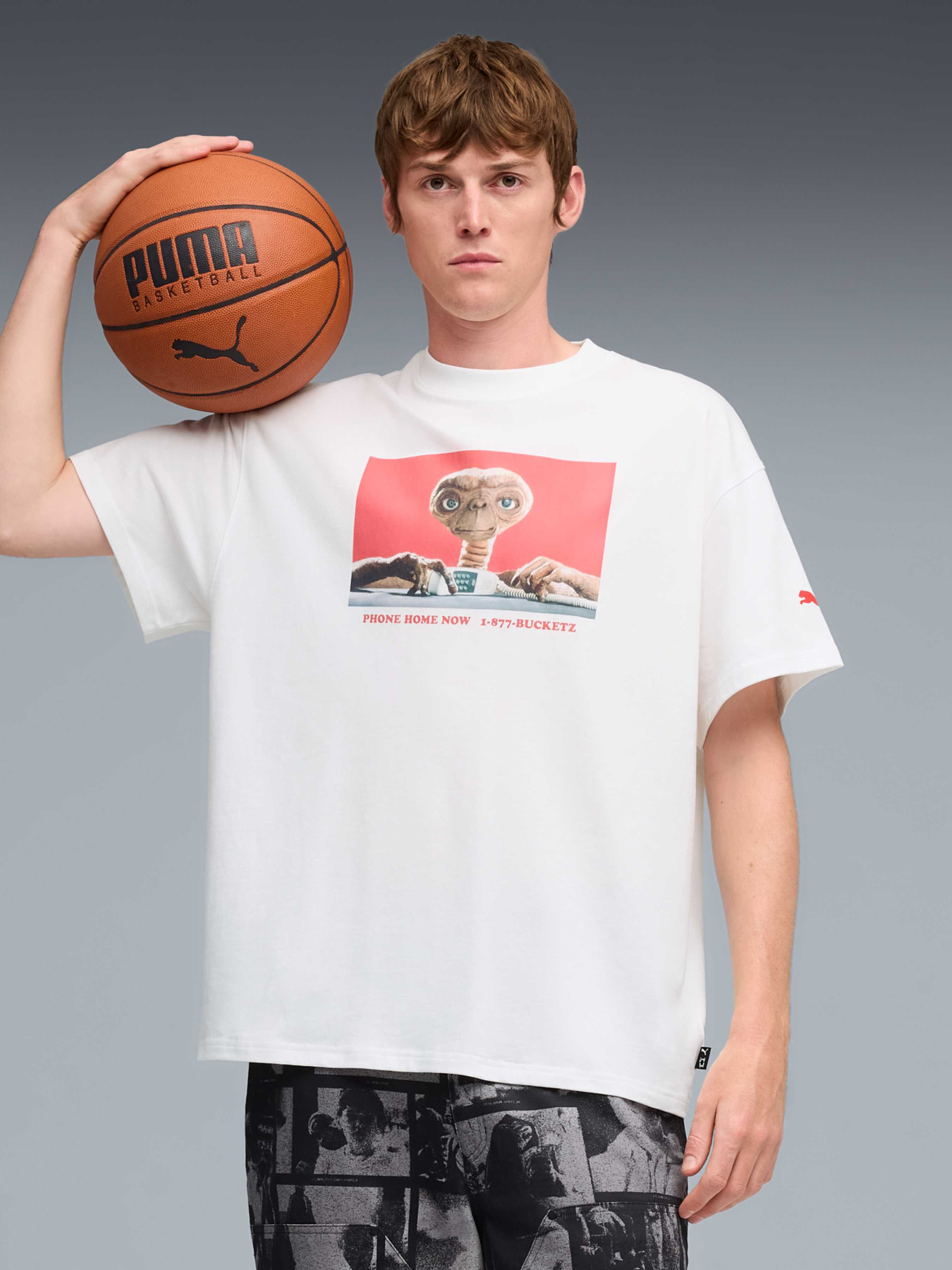 Футболка PUMA Hoops x E.t. Tee I модель 633103 Футболка PUMA Hoops x E.t. Tee I модель 633103 Фото