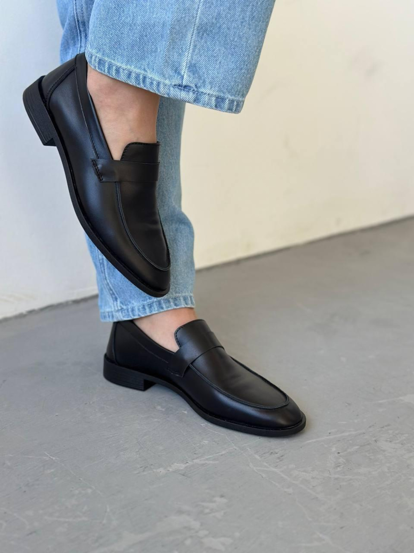 Лоферы из натуральной гладкой кожи с прямой перемычкой Черные (154/1056/0133) модель P_150017-S38_218434 Фото