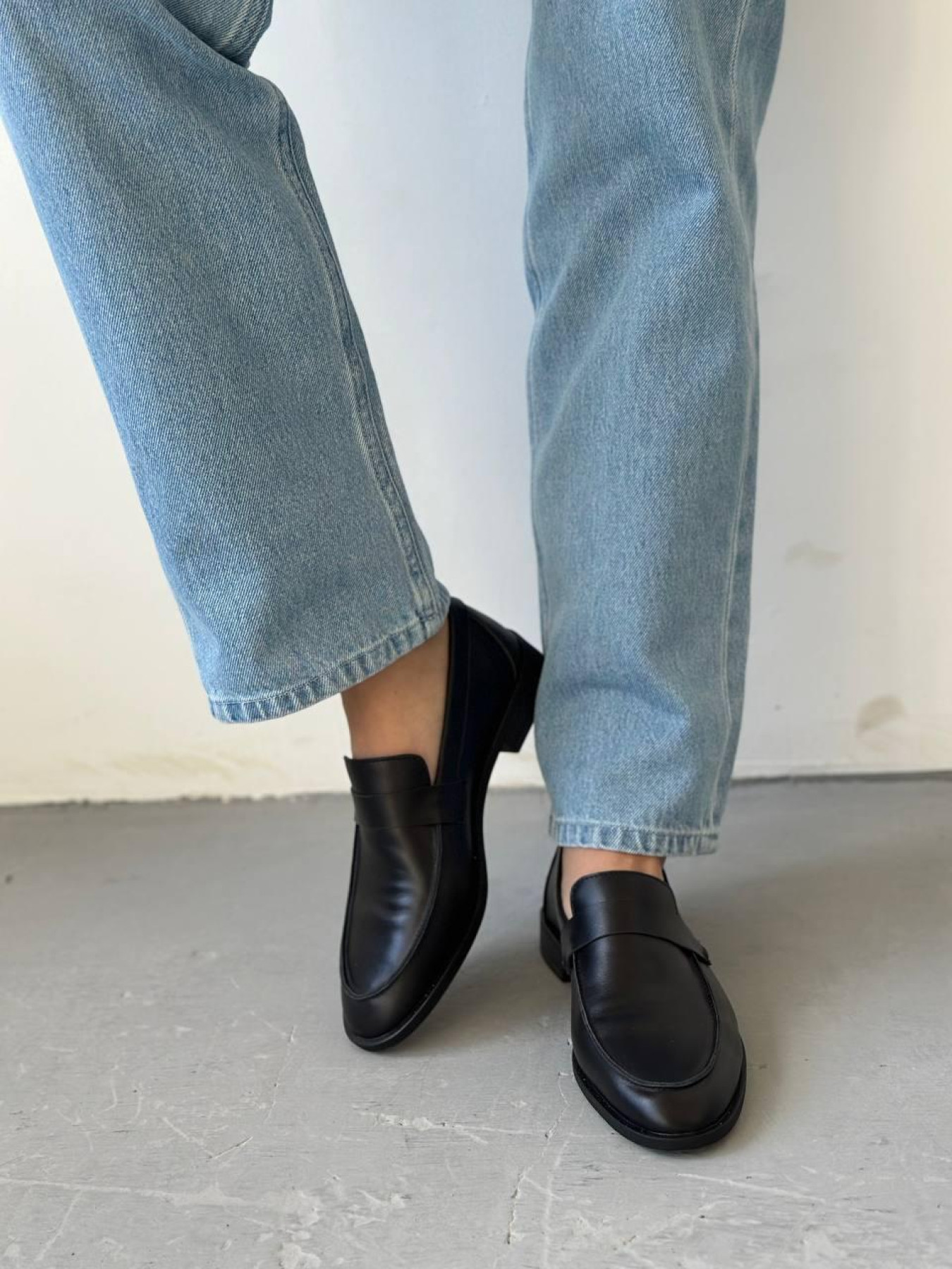 Лоферы из натуральной гладкой кожи с прямой перемычкой Черные (154/1056/0133) модель P_150017-S38_218434 Фото