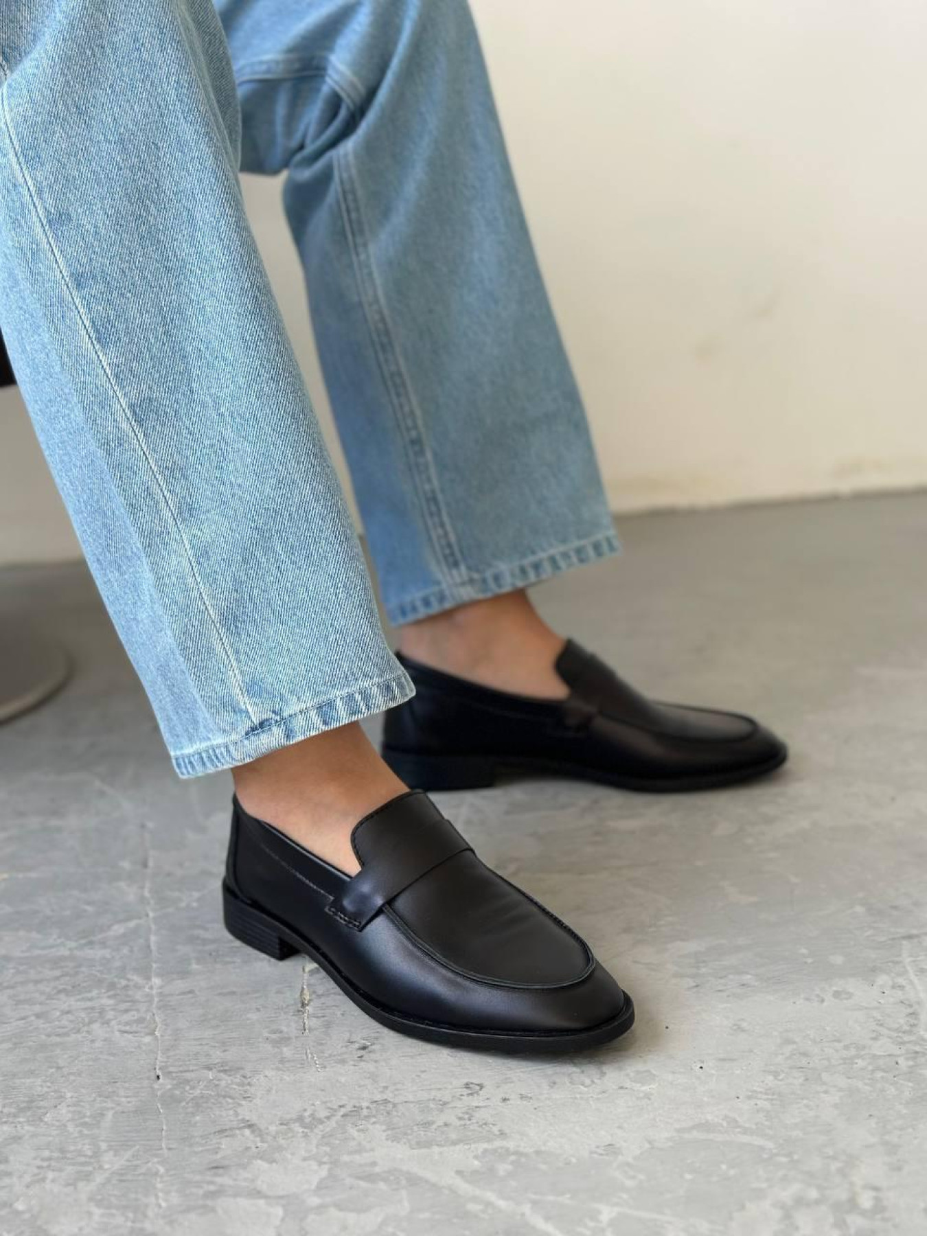 Лоферы из натуральной гладкой кожи с прямой перемычкой Черные (154/1056/0133) модель P_150017-S38_218434 Фото
