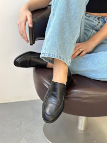 Лоферы из натуральной гладкой кожи с прямой перемычкой Черные (154/1056/0133) модель P_150017-S38_218434 Фото