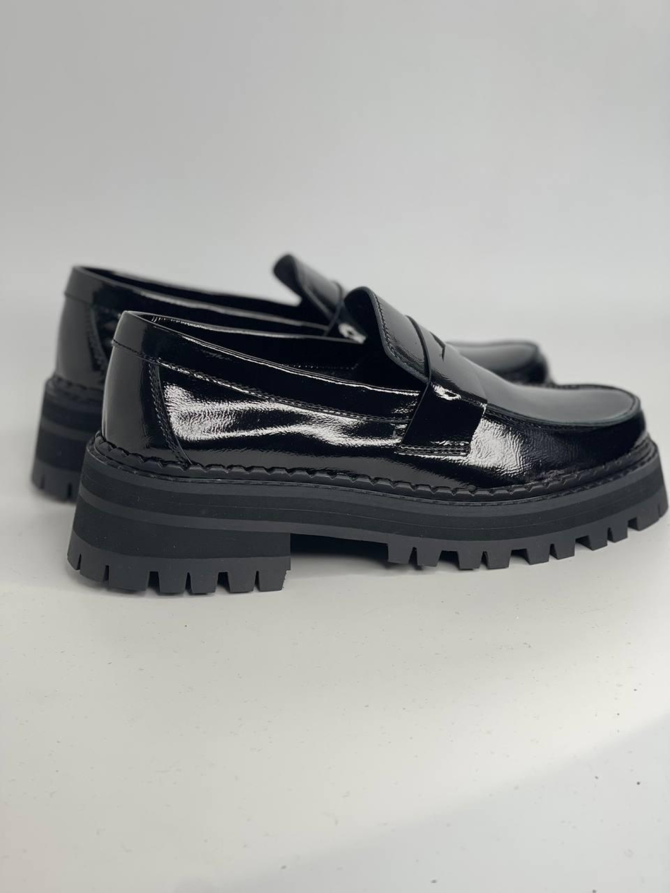 Лоферы из натуральной лаковой кожи с фигурной перемычкой Черные ( 154.astra38w.2) модель P_147901-S37_153346 Фото