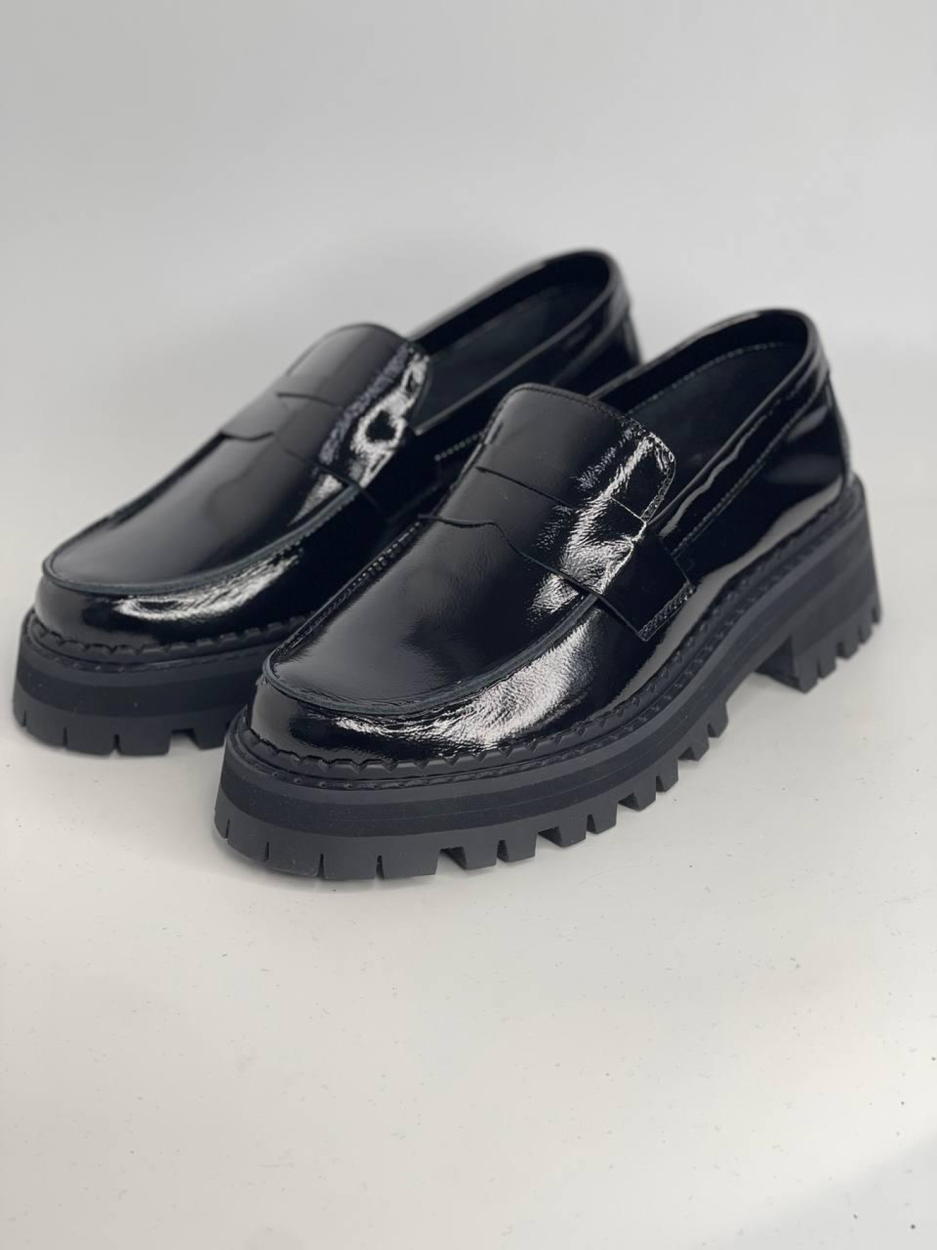 Лоферы из натуральной лаковой кожи с фигурной перемычкой Черные ( 154.astra38w.2) модель P_147901-S37_153346 Фото