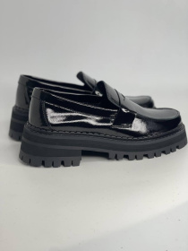 Лоферы из натуральной лаковой кожи с фигурной перемычкой Черные ( 154.astra38w.2) модель P_147901-S37_153346 Фото