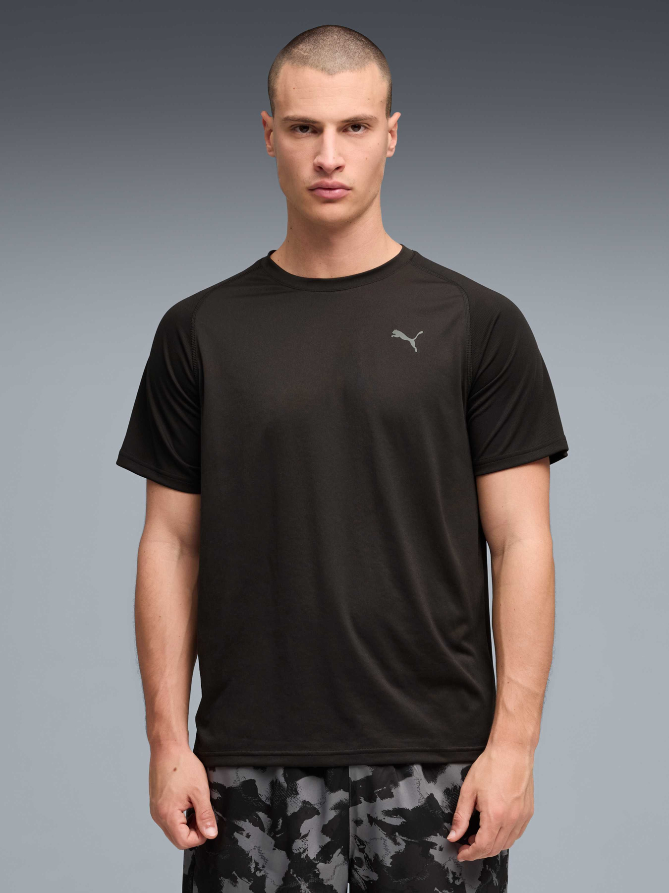 Футболка спортивная PUMA M Pwrtrain Fabric Mix Tee модель 528535 Футболка спортивная PUMA M Pwrtrain Fabric Mix Tee модель 528535 Фото