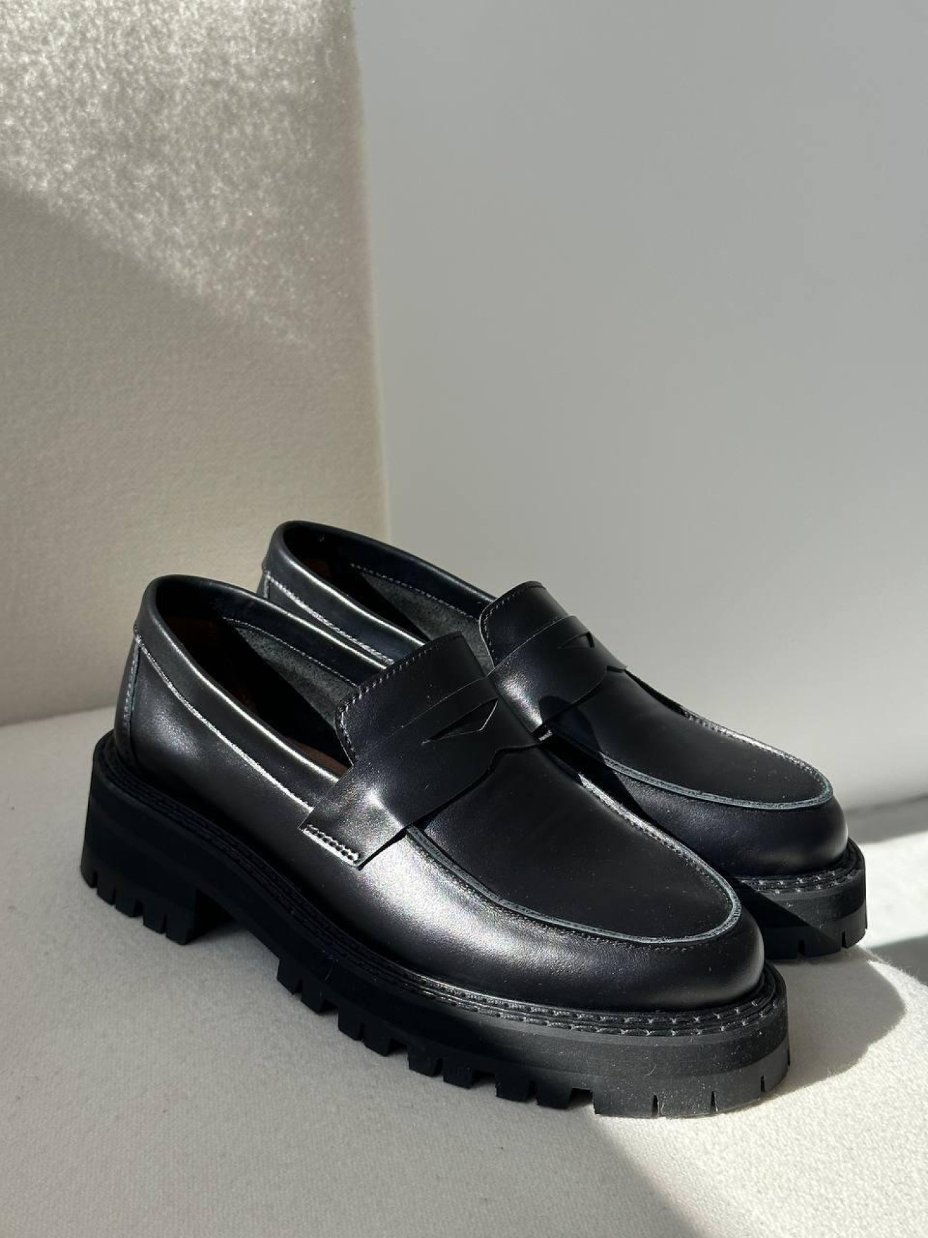 Лоферы из натуральной гладкой кожи с фигурной перемычкой Черные (154.astra38w266) модель P_147574-S37_147918 Фото