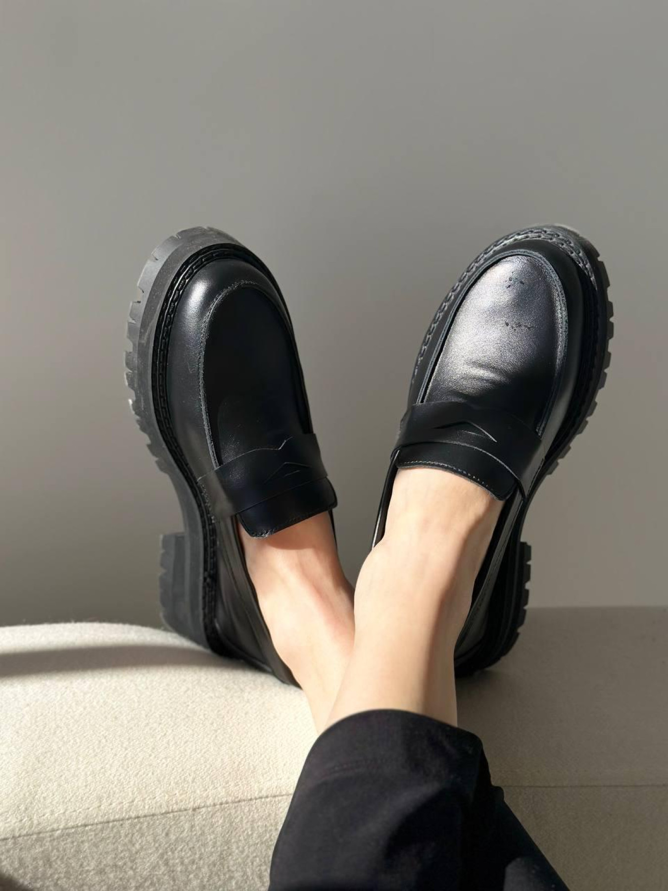 Лоферы из натуральной гладкой кожи с фигурной перемычкой Черные (154.astra38w266) модель P_147574-S37_147918 Фото