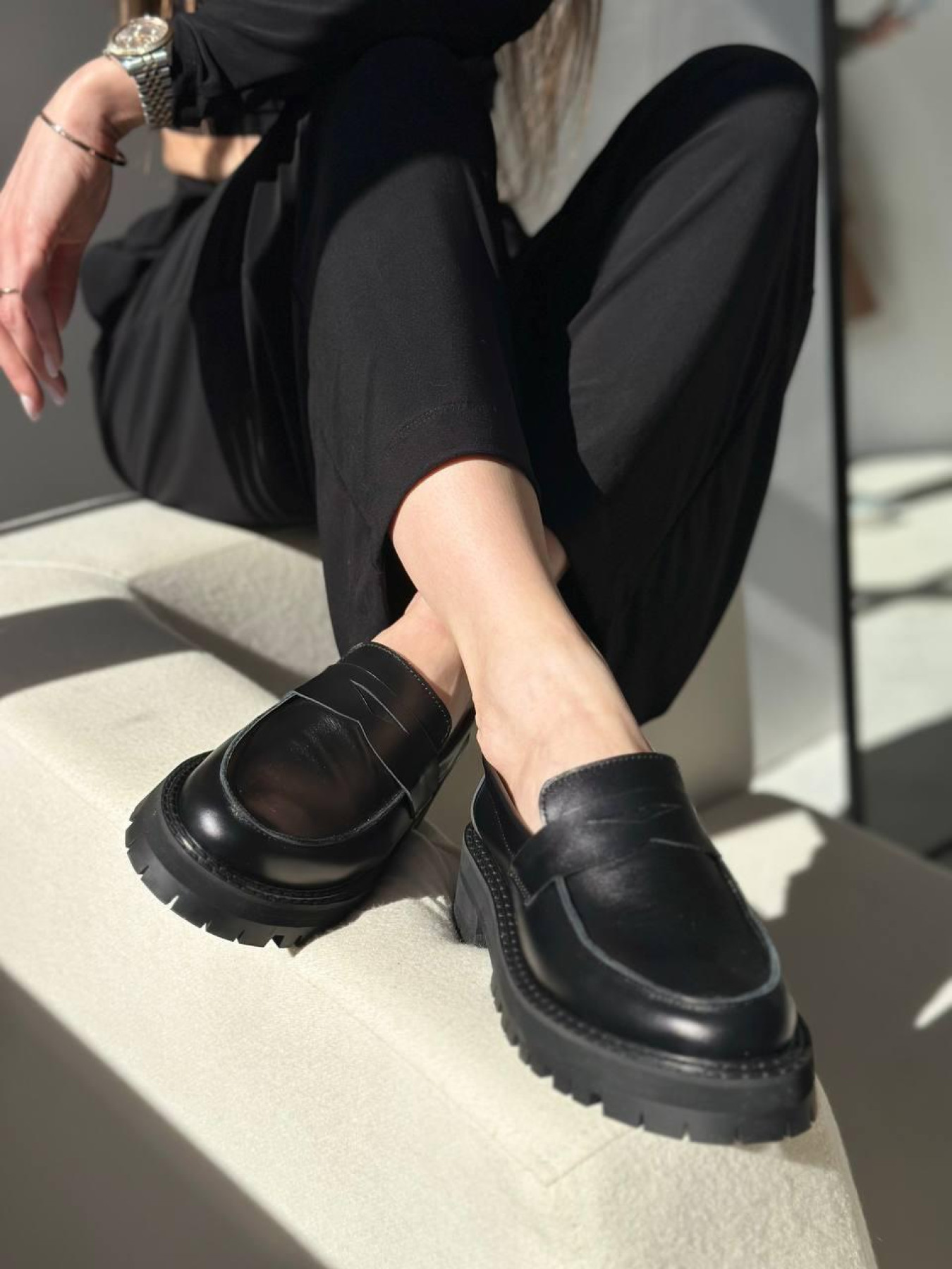 Лоферы из натуральной гладкой кожи с фигурной перемычкой Черные (154.astra38w266) модель P_147574-S37_147918 Фото