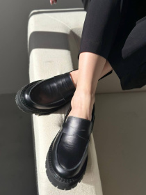 Лоферы из натуральной гладкой кожи с фигурной перемычкой Черные (154.astra38w266) модель P_147574-S37_147918 Фото