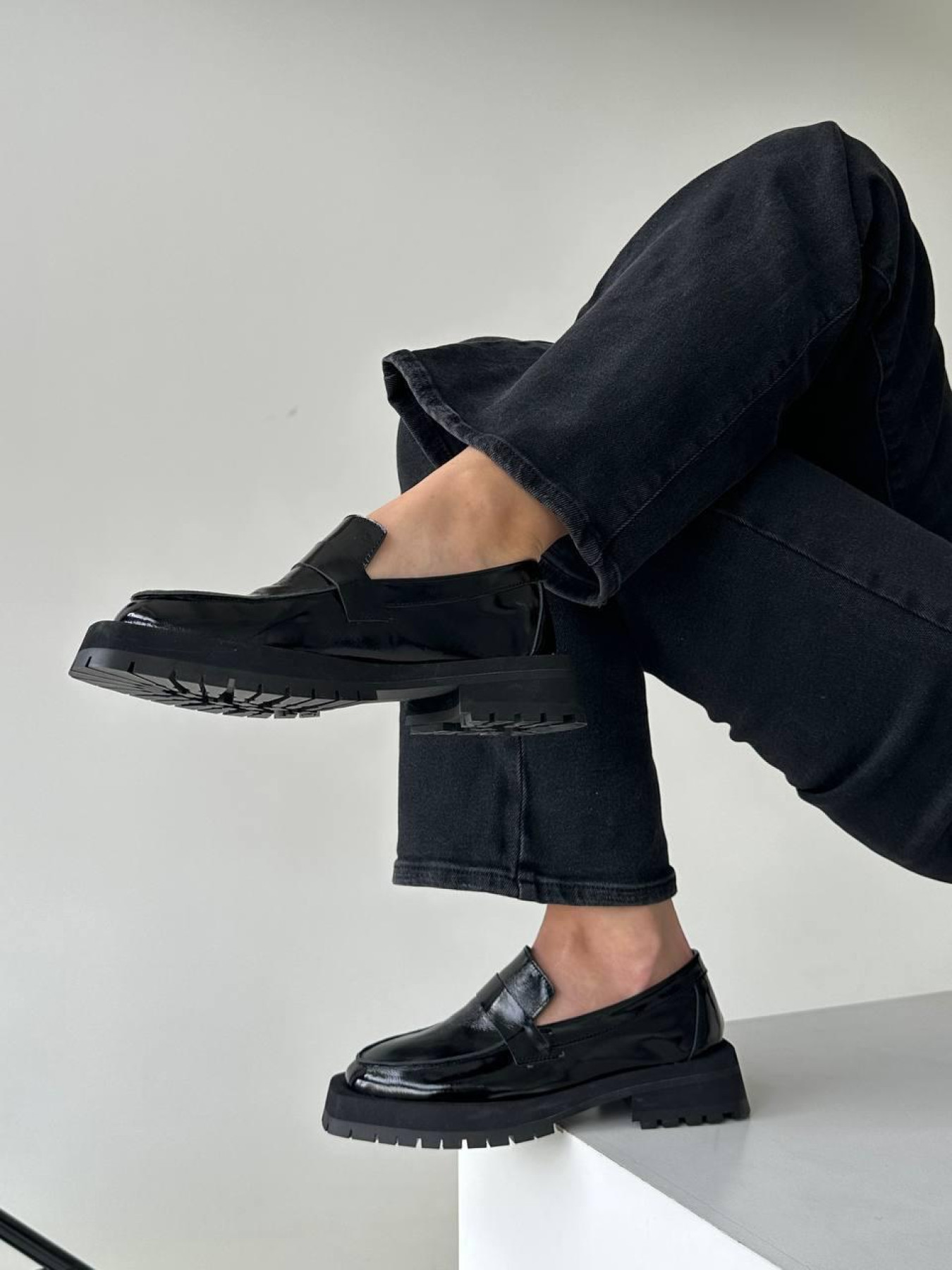 Лоферы из натуральной лаковой кожи с прямой перемычкой Черные (154/11620) модель P_31385-S37_31385 Фото