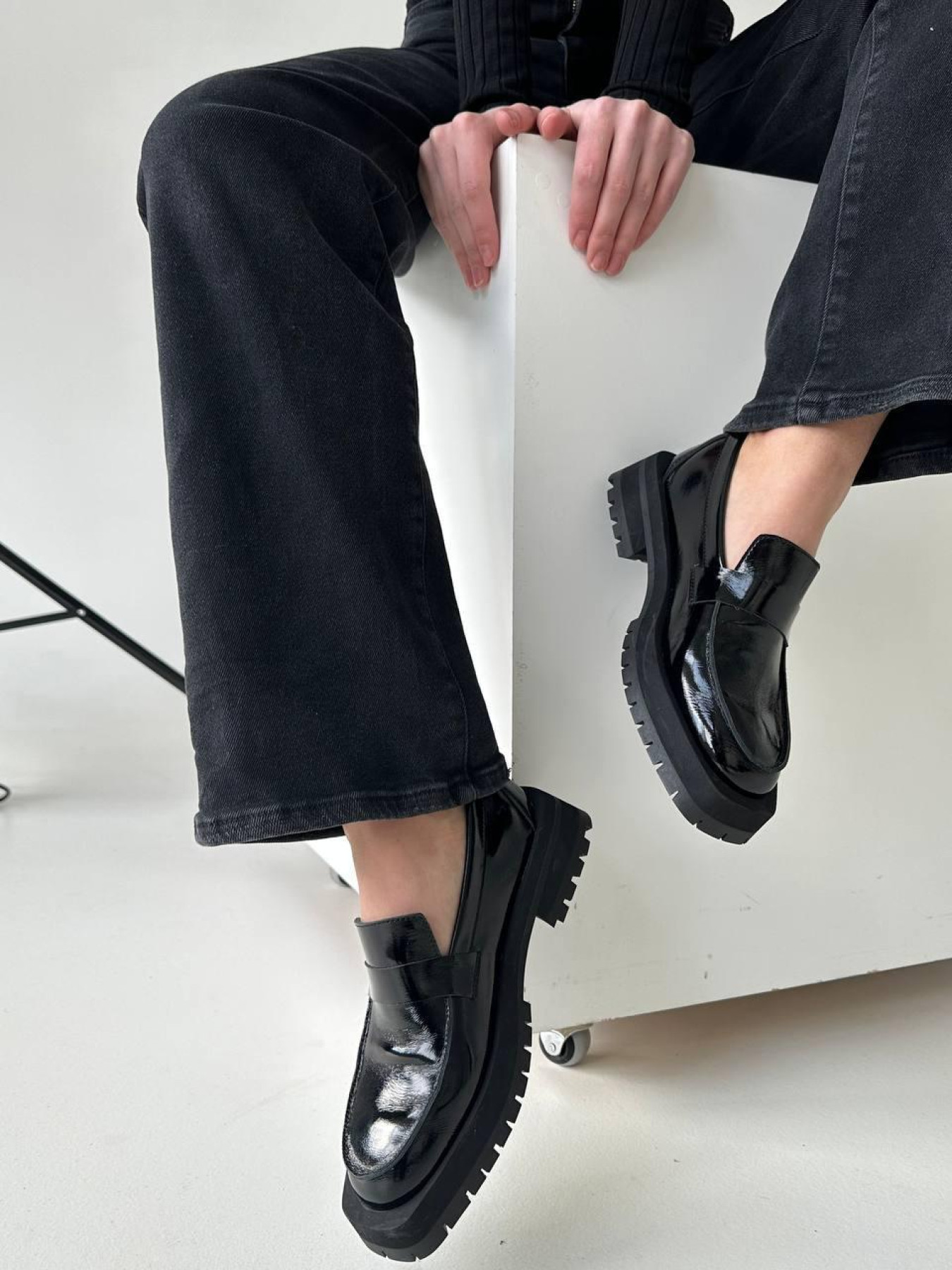 Лоферы из натуральной лаковой кожи с прямой перемычкой Черные (154/11620) модель P_31385-S37_31385 Фото