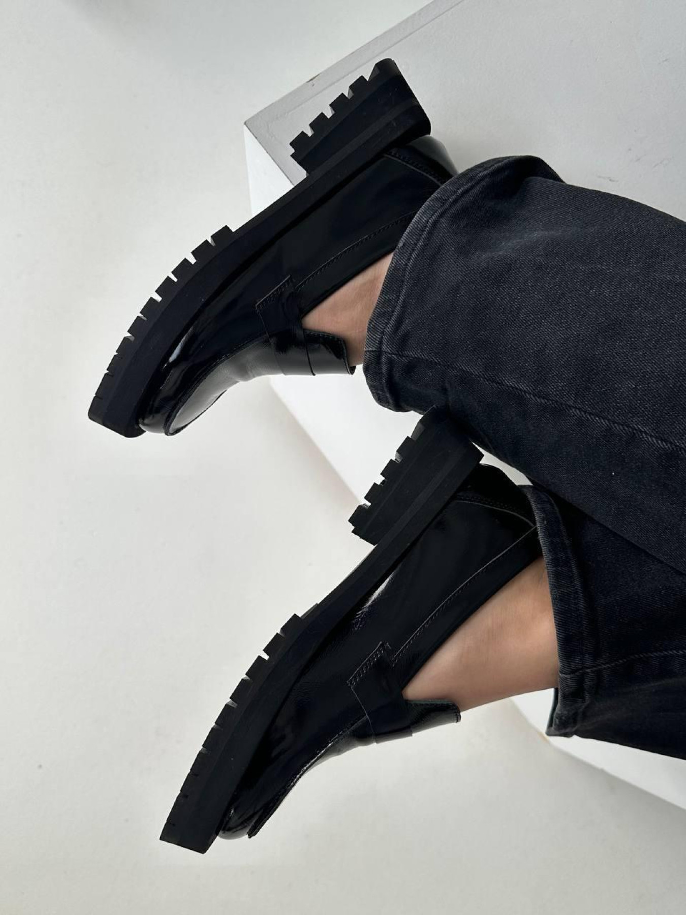 Лоферы из натуральной лаковой кожи с прямой перемычкой Черные (154/11620) модель P_31385-S37_31385 Фото