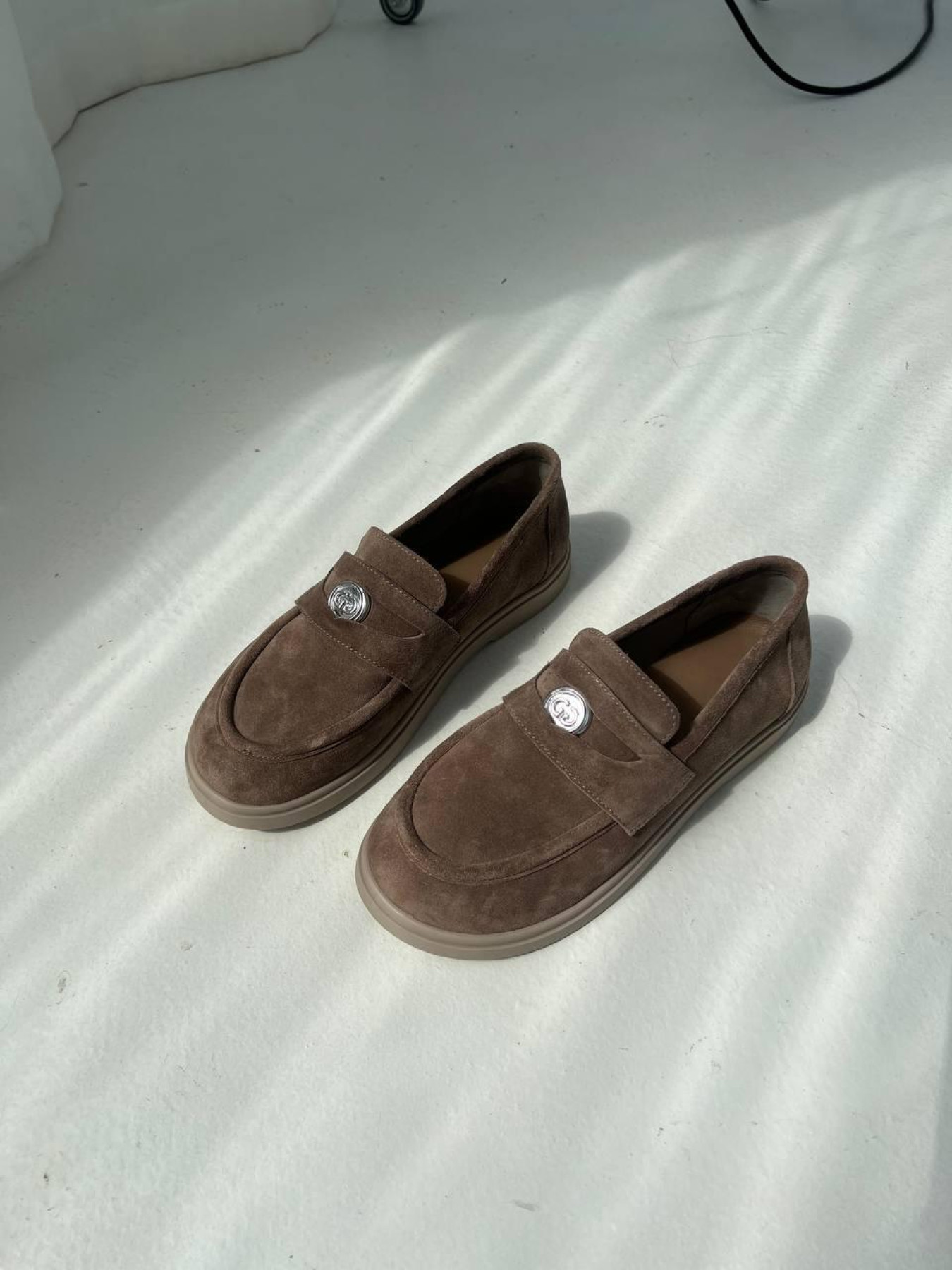 Лофери з натуральної замші з фурнітурою ґудзик срібло Капучино (256) модель P_226552-S36_226552 Фото