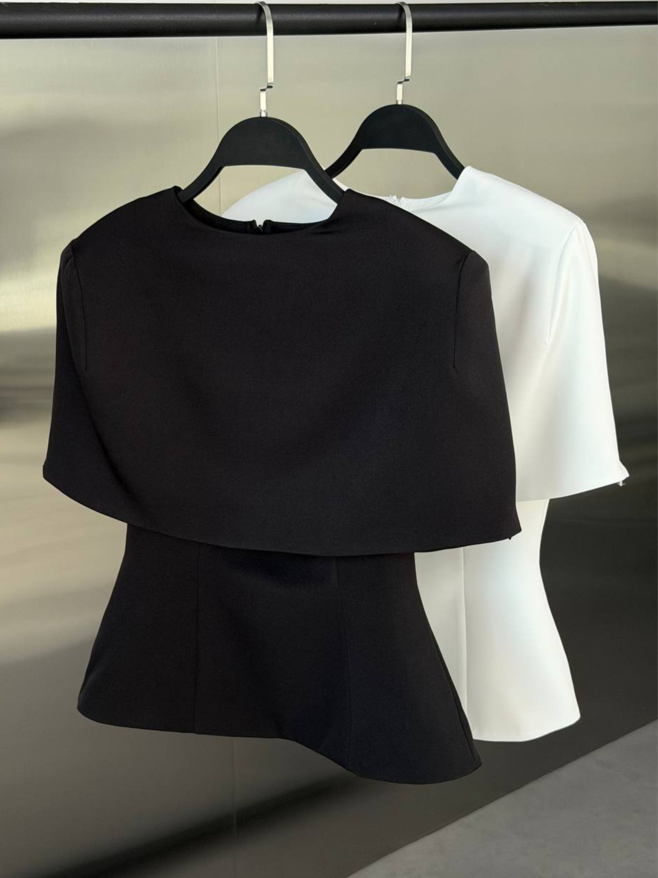 Елегантний топ з кейпом із костюмної тканини білого кольорі. модель 401 Фото