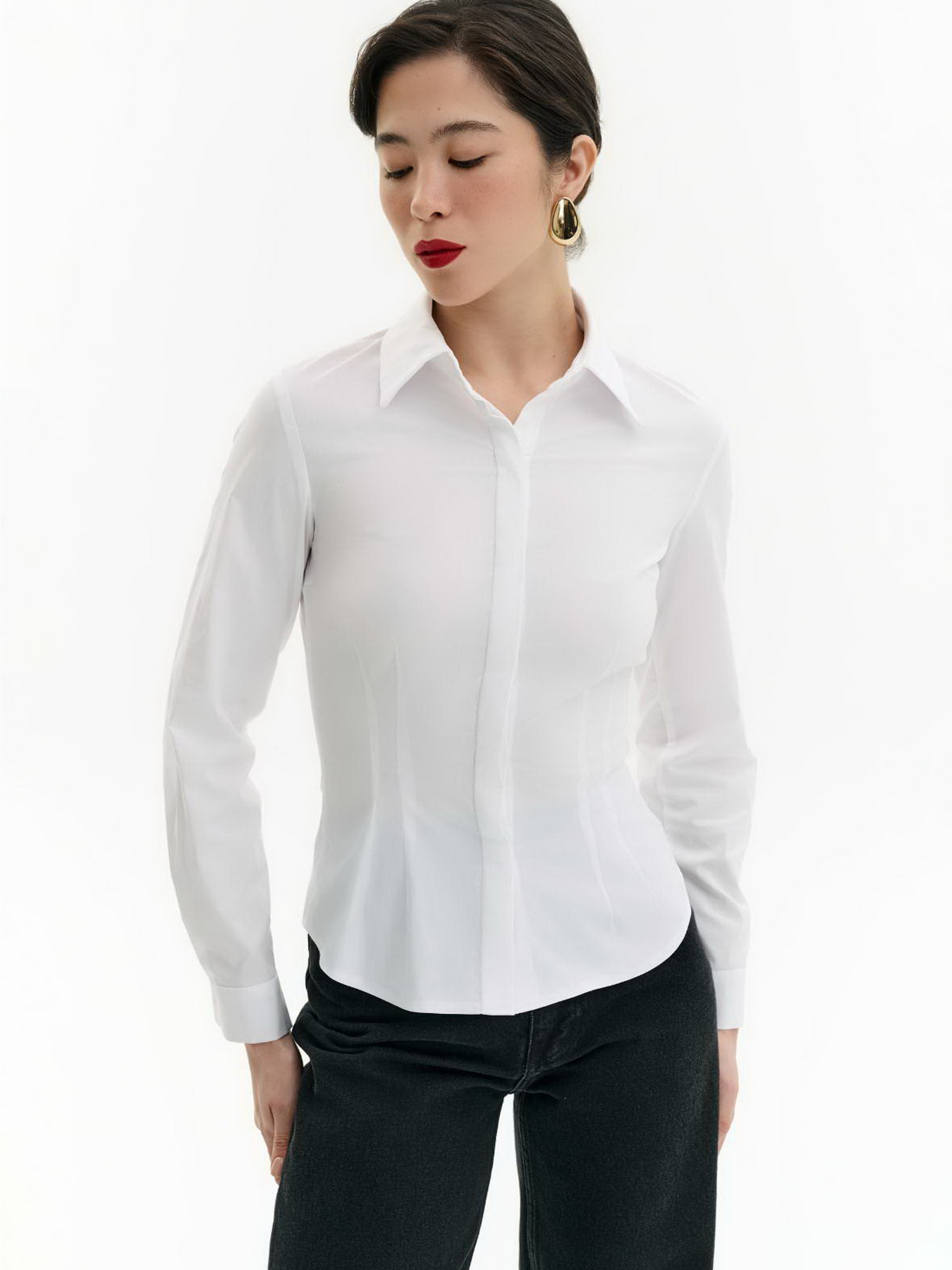 Приталена класична сорочка з потаємною планкою білого кольору модель 4923.1 Фото