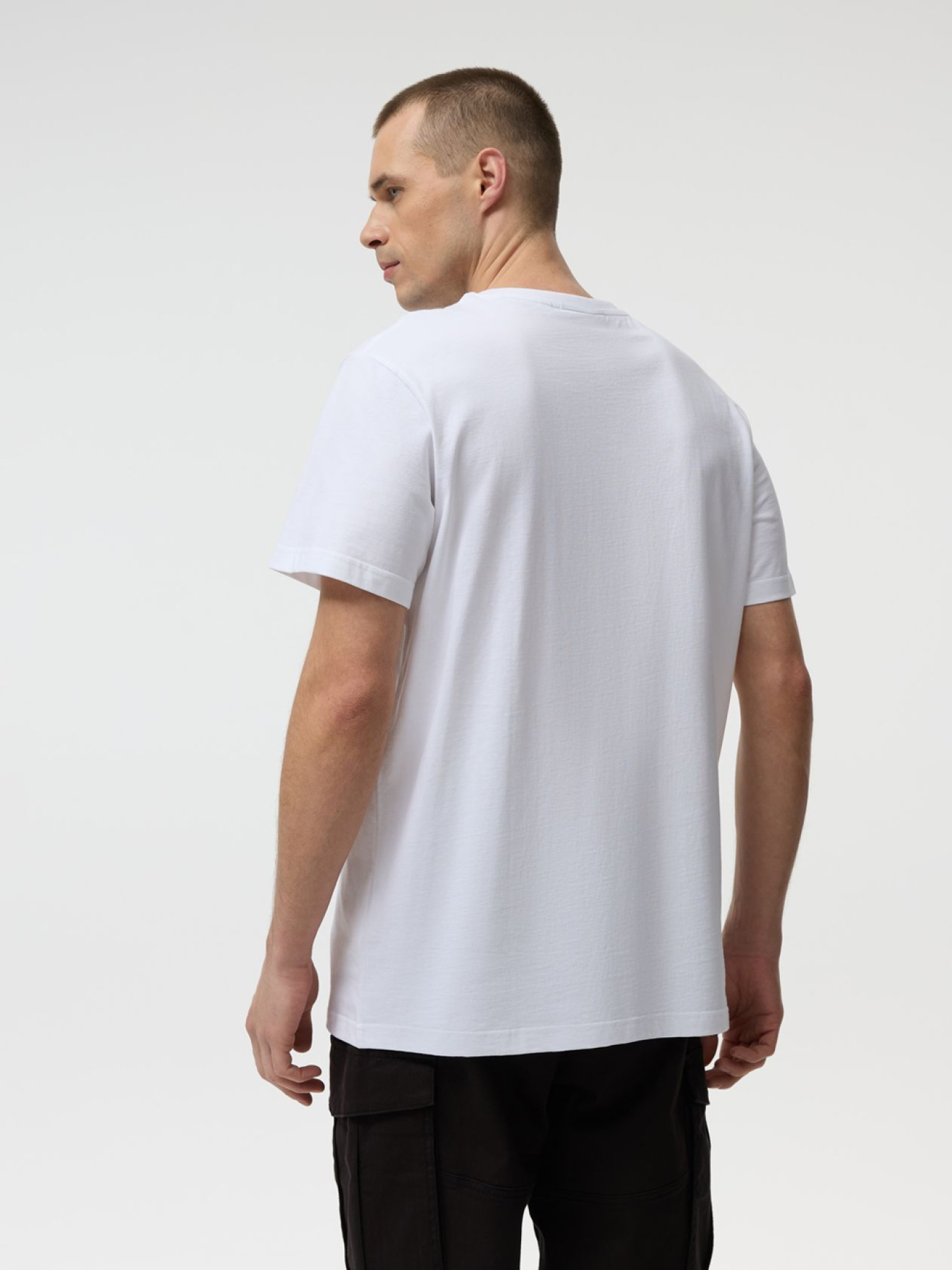 Футболка чоловіча DEXT LOGO T 261 з логотипом біла модель 10048792 Фото