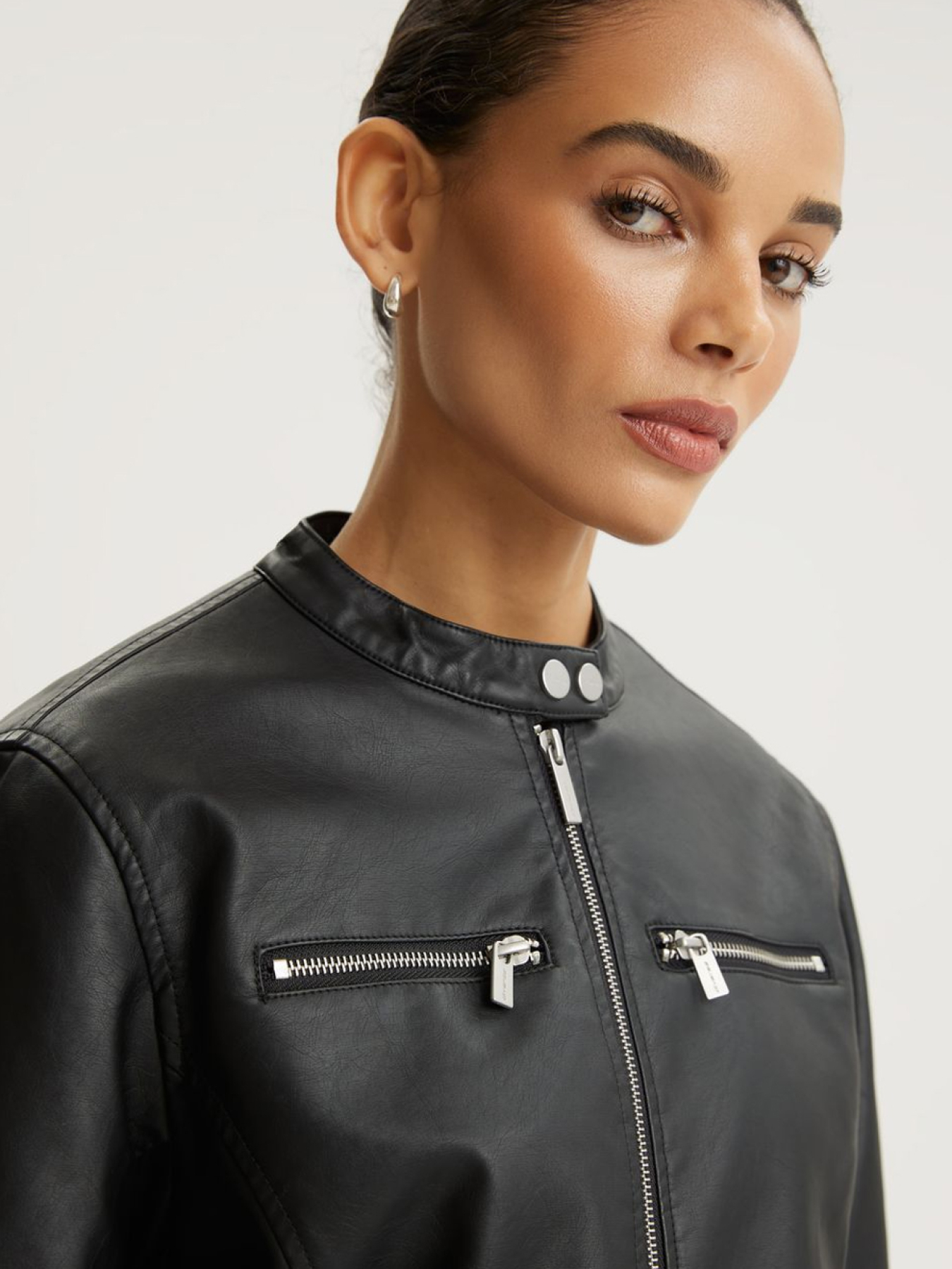 Куртка жіноча BANSHI зі штучної шкіри чорна модель 10048844 Фото