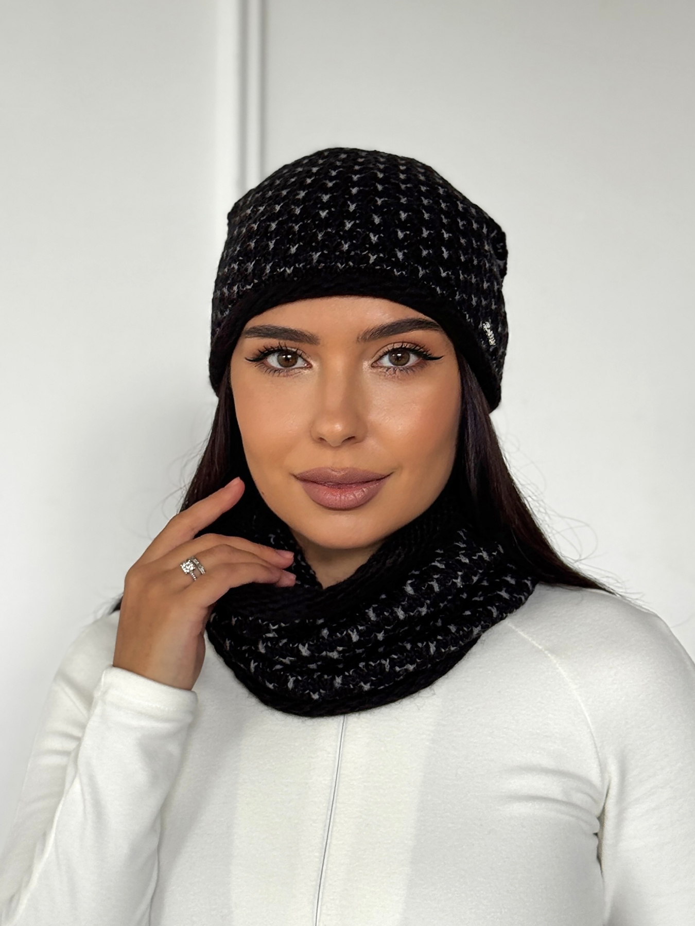 Зимова гармонія комфорту: в'язана Шапка з об’ємним баффом модель 950065-1 Фото