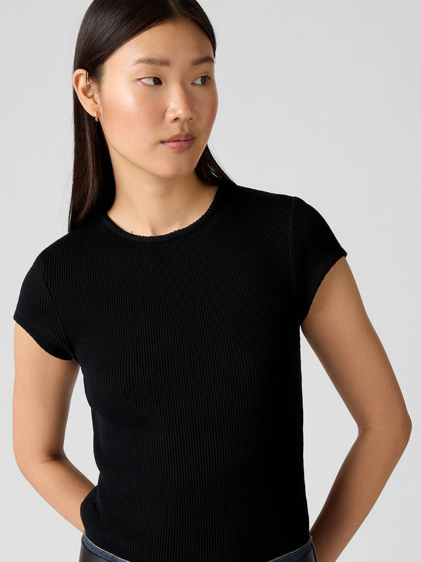 Жіноча чорна футболка модель 003PW;0001 Фото