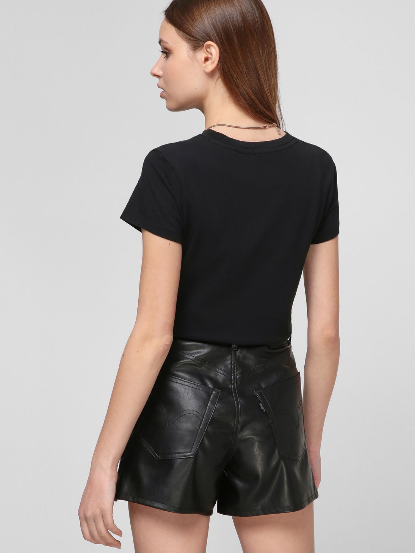 Жіноча чорна футболка модель 17369;0201 Фото
