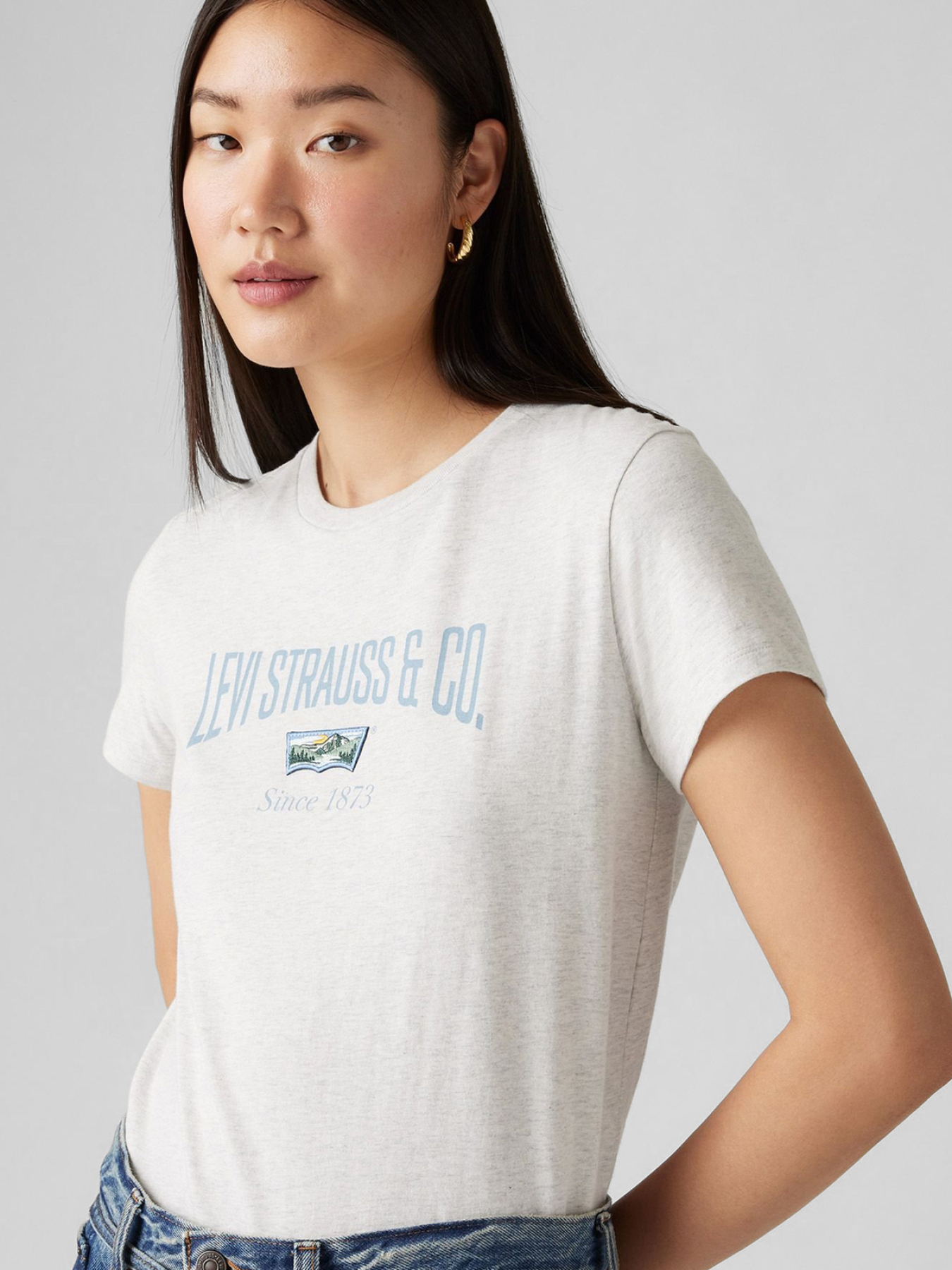 Жіноча світло-сіра футболка модель 17369;2800 Фото