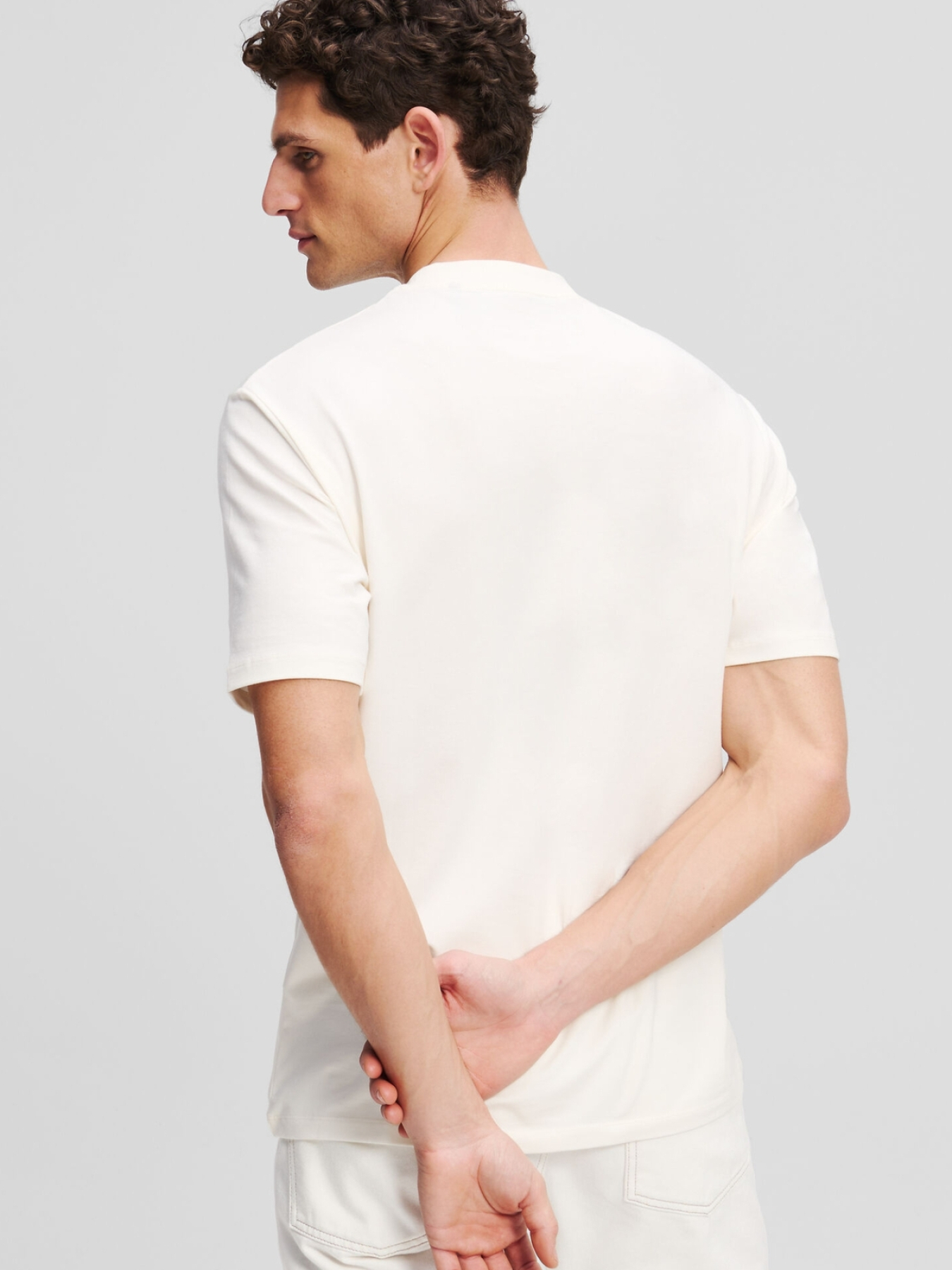 Чоловіча біла футболка модель 552221.755148;60 Фото