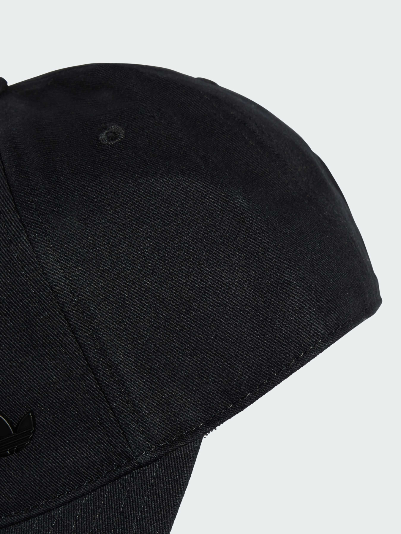 Кепка Everyday Icons With Tonal Metal Trefoil модель KA4006 Кепка Everyday Icons With Tonal Metal Trefoil модель KA4006 Фото