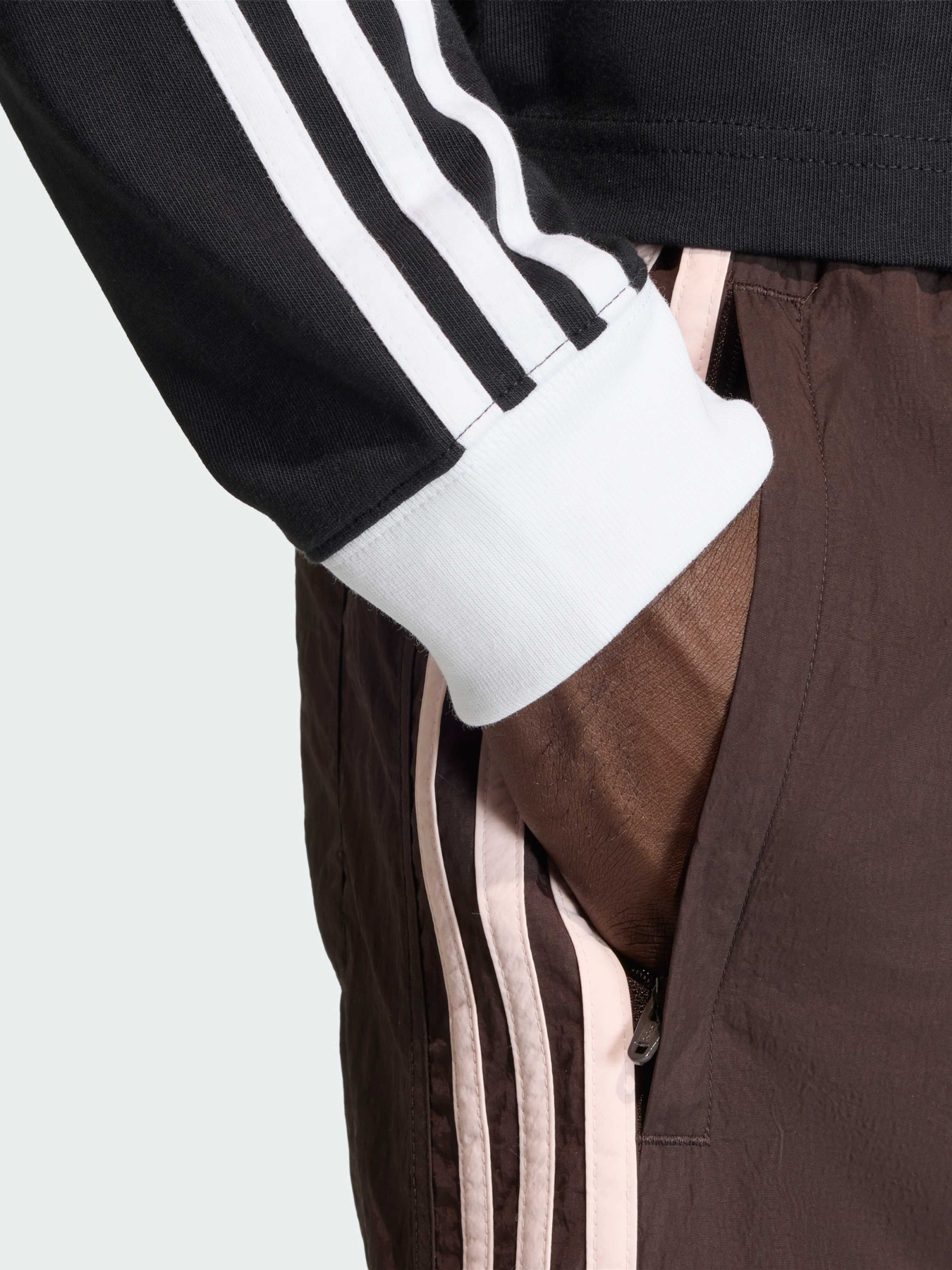 Повсякденні шорти Adidas Adicolor модель KE1662 Повсякденні шорти Adidas Adicolor модель KE1662 Фото