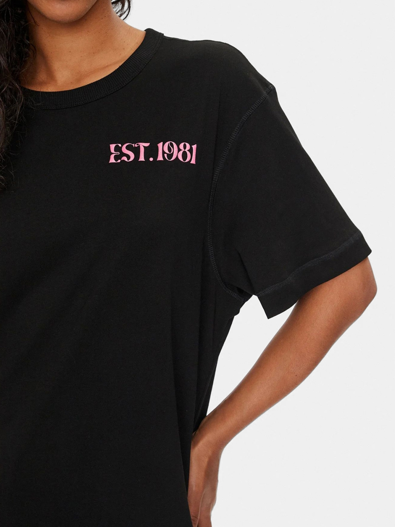 Футболка GUESS модель W4GI19.JA914;JBLK Футболка GUESS модель W4GI19.JA914;JBLK Фото