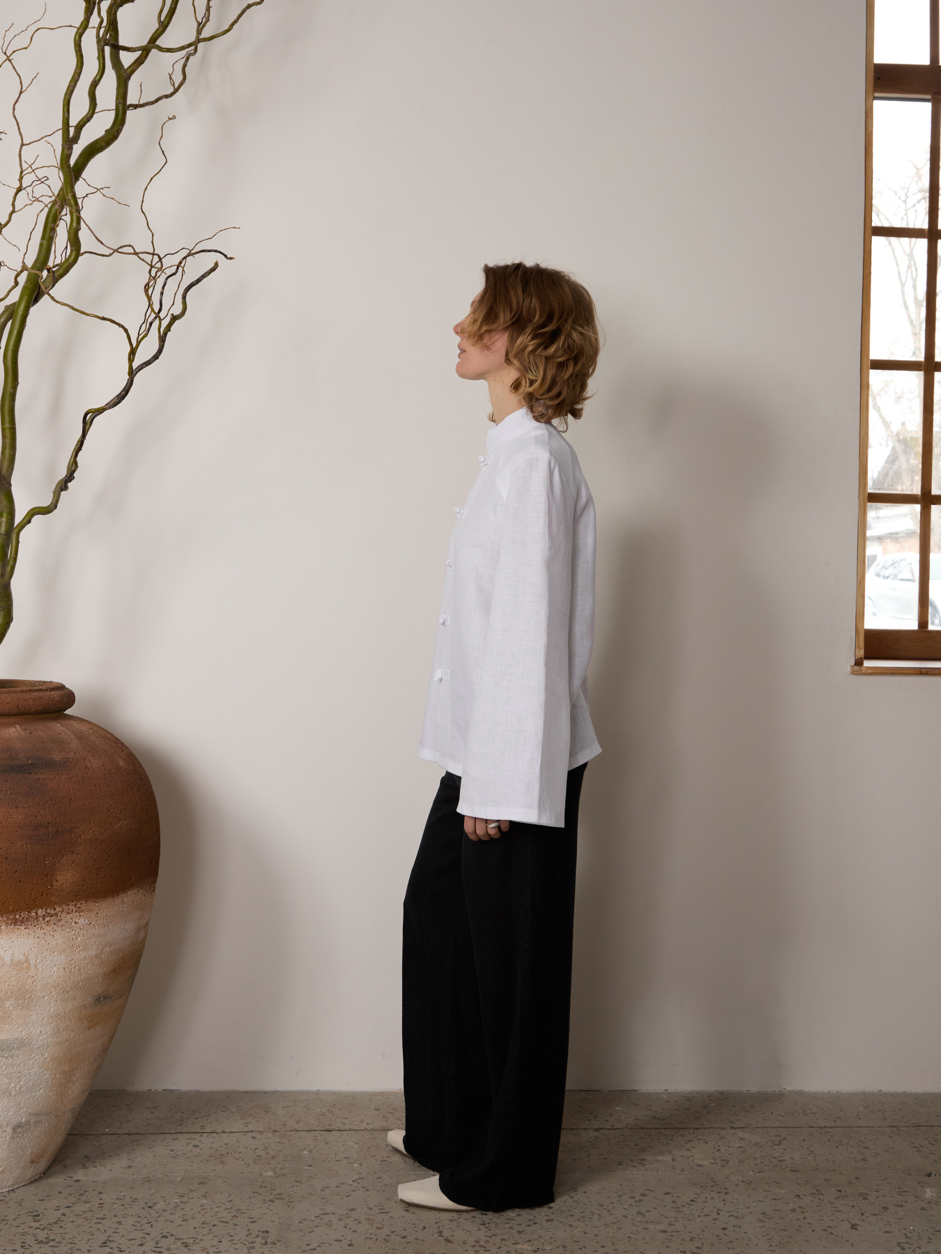 Лляна сорочка вільного крою з коміром- стійкою в східному стилі в білому кольорі модель copy_lFLSSCEIS-002 Фото