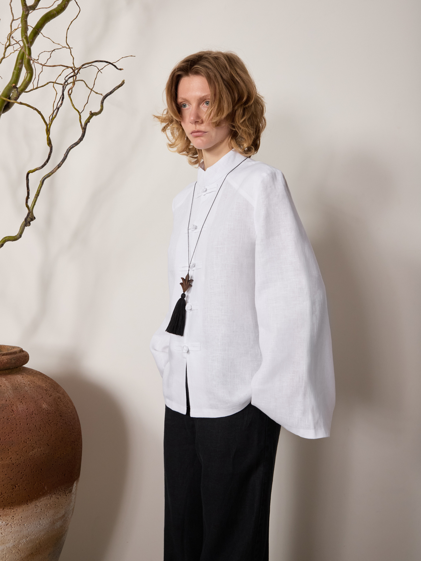 Лляна сорочка вільного крою з коміром- стійкою в східному стилі в білому кольорі модель copy_lFLSSCEIS-002 Фото