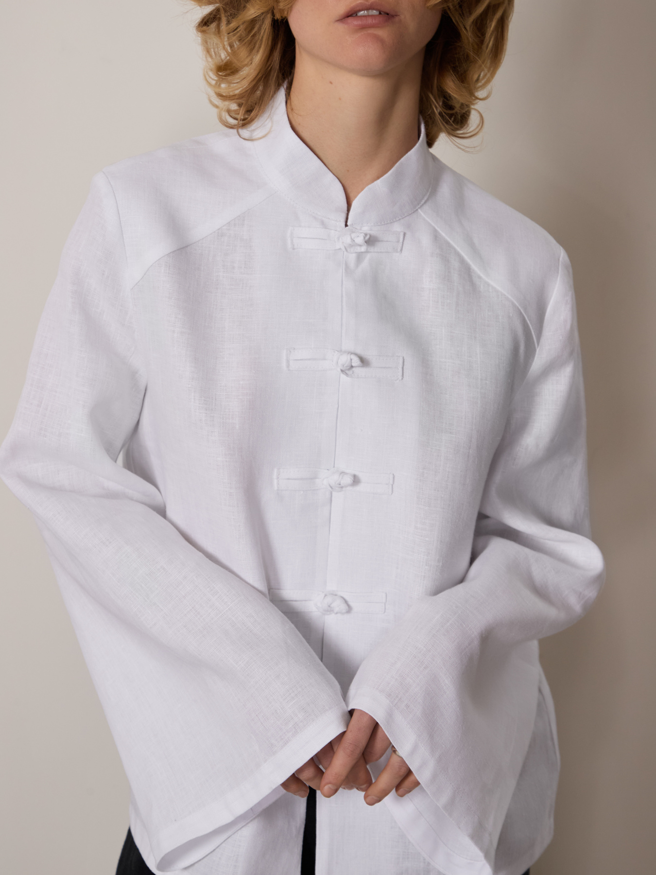 Лляна сорочка вільного крою з коміром- стійкою в східному стилі в білому кольорі модель copy_lFLSSCEIS-002 Фото