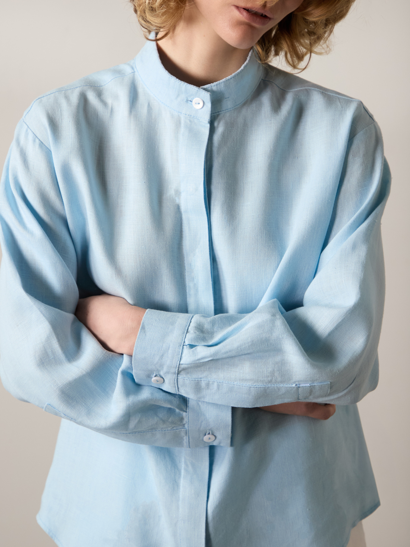 Лляна сорочка прямого крою з коміром-стійкою та довгим рукавом в блакитному кольорі модель SCLSSCLS-013 Фото