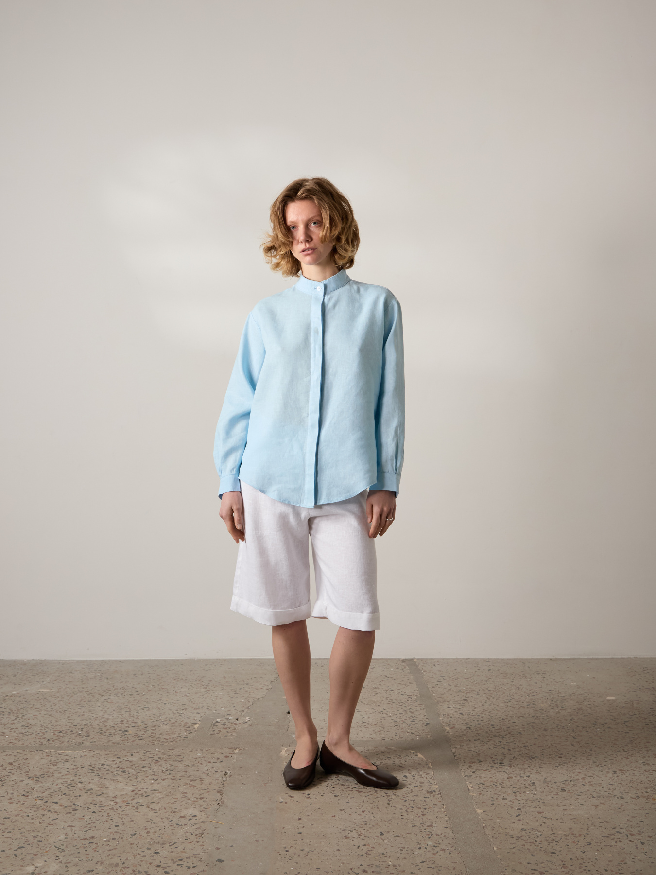 Лляна сорочка прямого крою з коміром-стійкою та довгим рукавом в блакитному кольорі модель SCLSSCLS-013 Фото