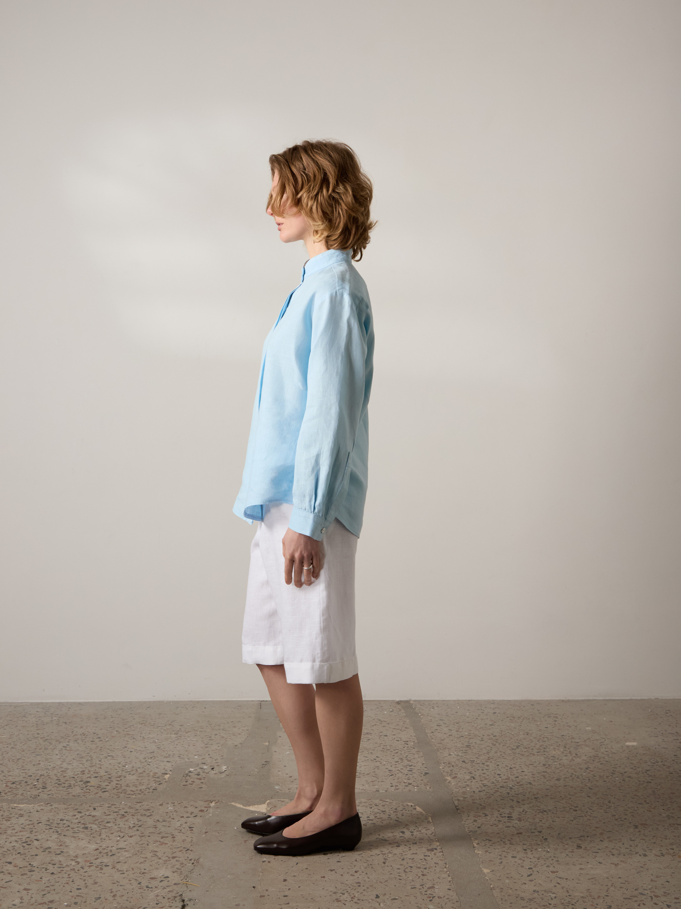 Лляна сорочка прямого крою з коміром-стійкою та довгим рукавом в блакитному кольорі модель SCLSSCLS-013 Фото