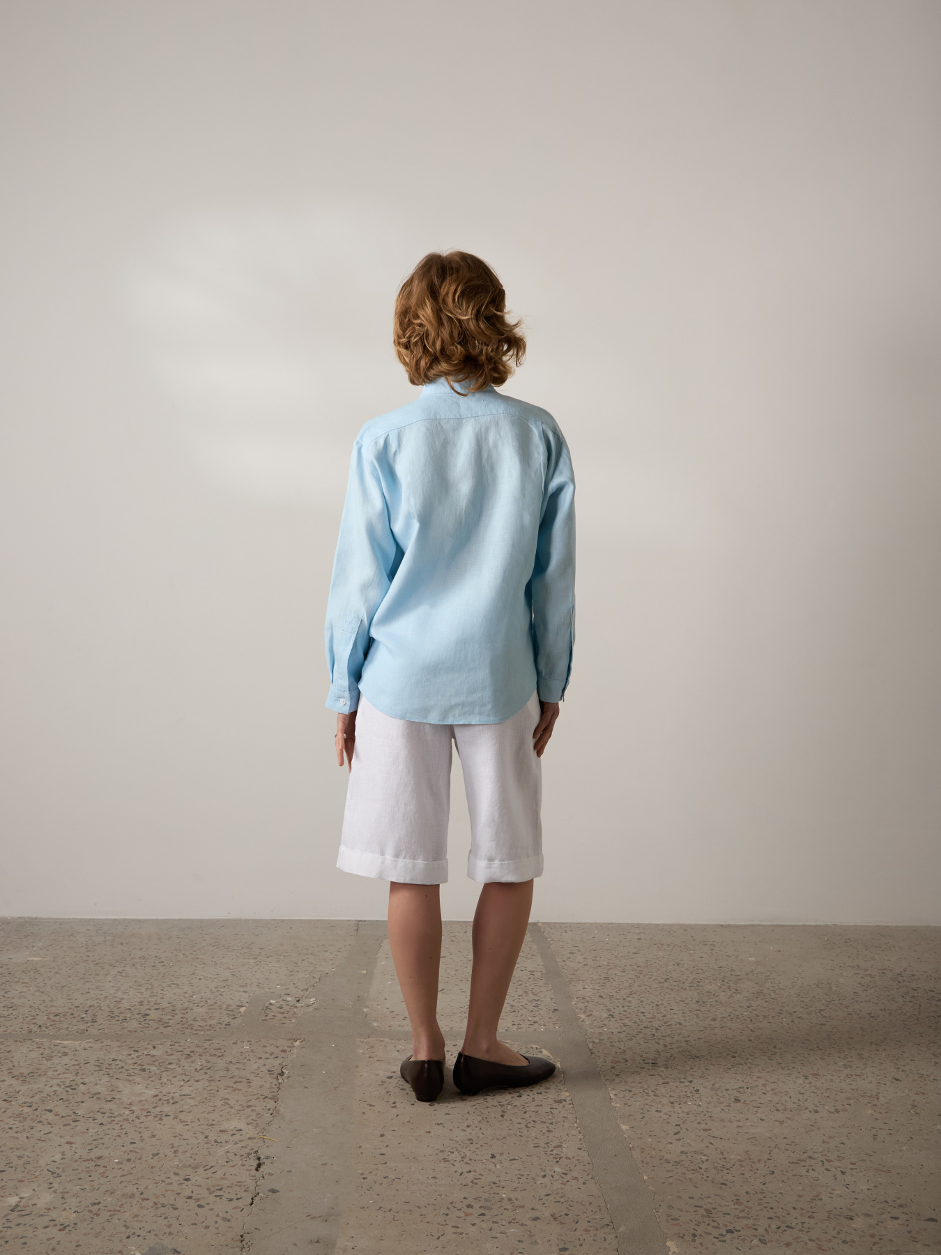 Лляна сорочка прямого крою з коміром-стійкою та довгим рукавом в блакитному кольорі модель SCLSSCLS-013 Фото