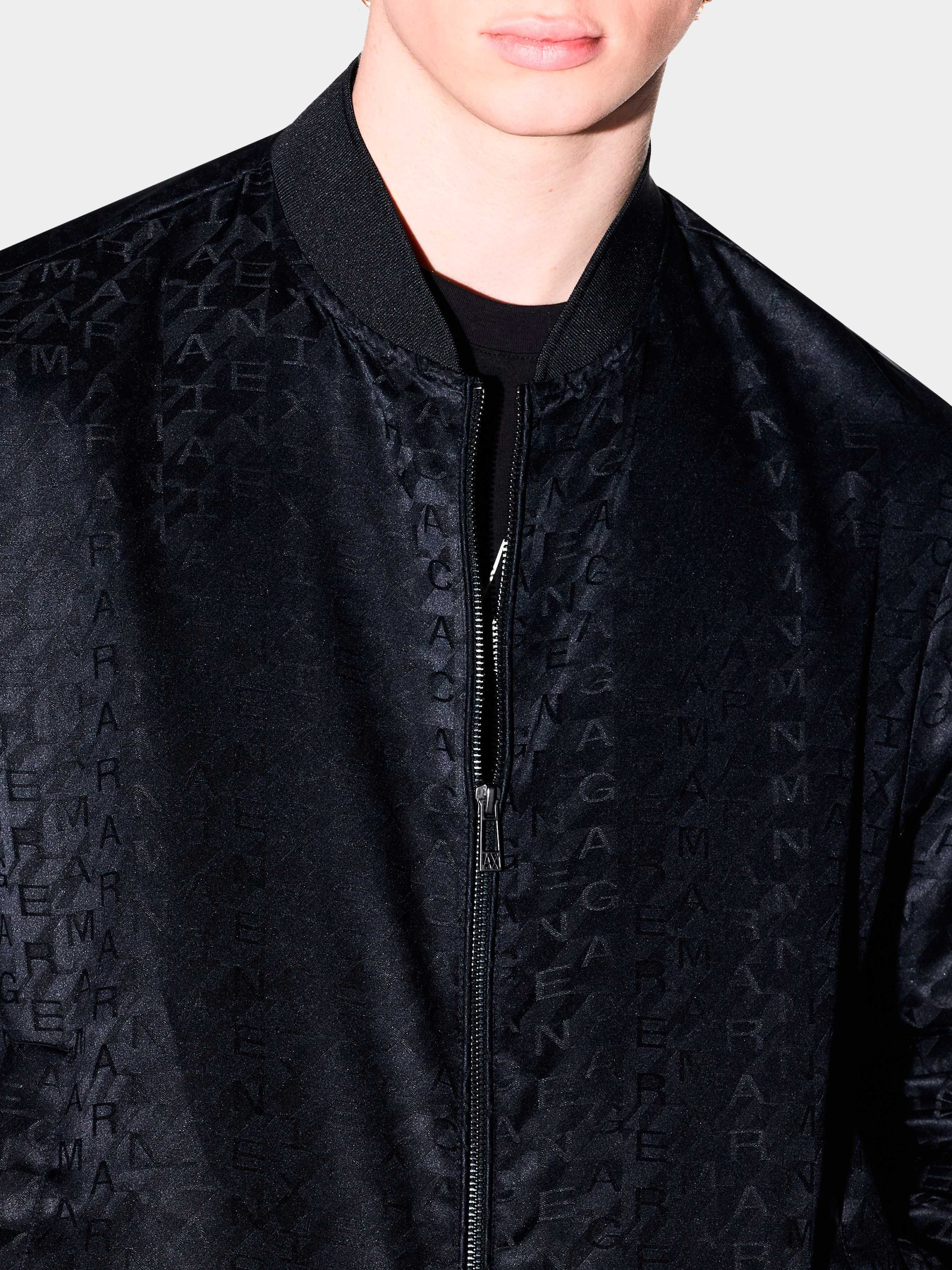 Куртки и дубленки Armani Exchange модель XM002239-AF22864-UB101 Фото