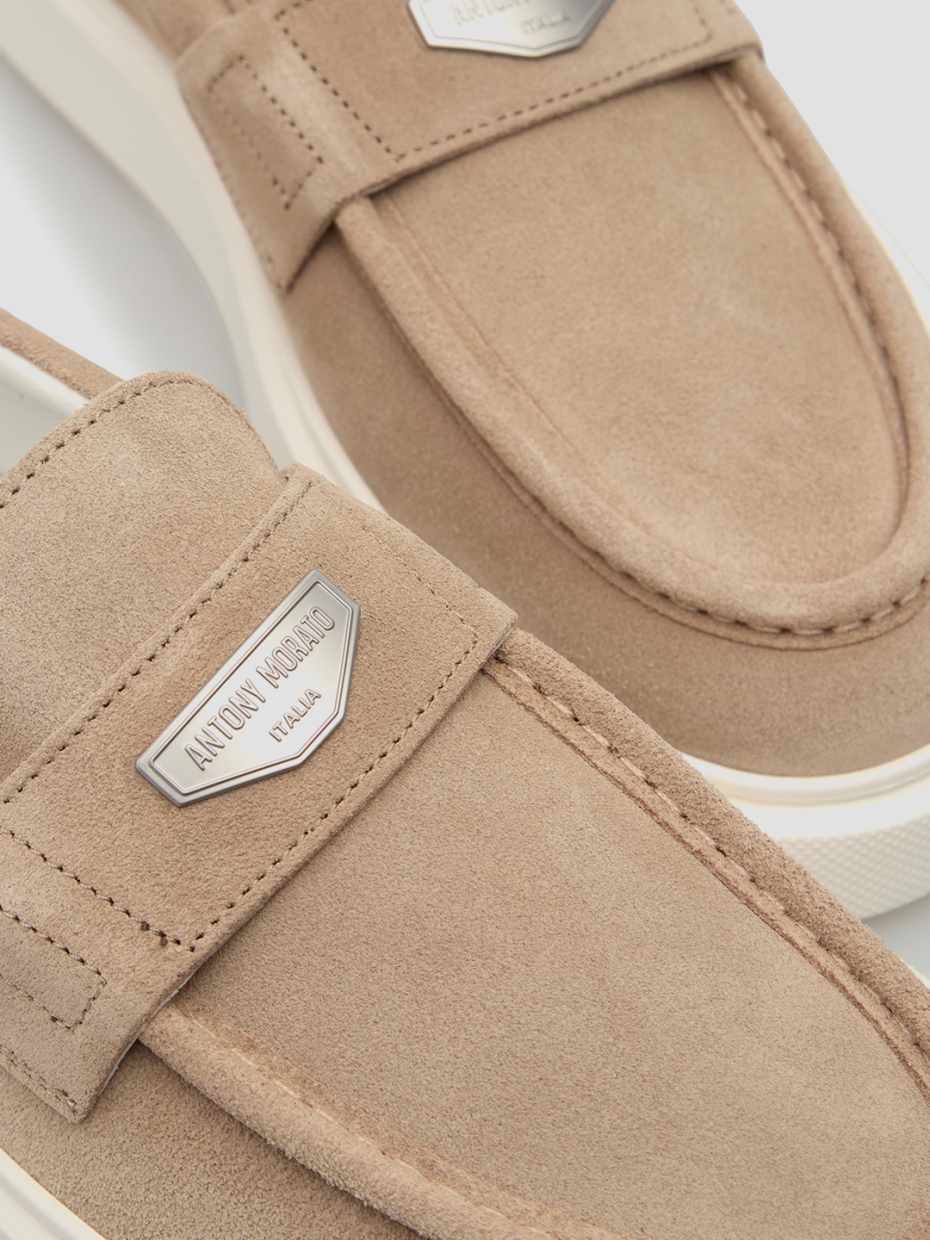 Мужские бежевые замшевые лоферы модель MMFW01900.LE300005;2102 Фото