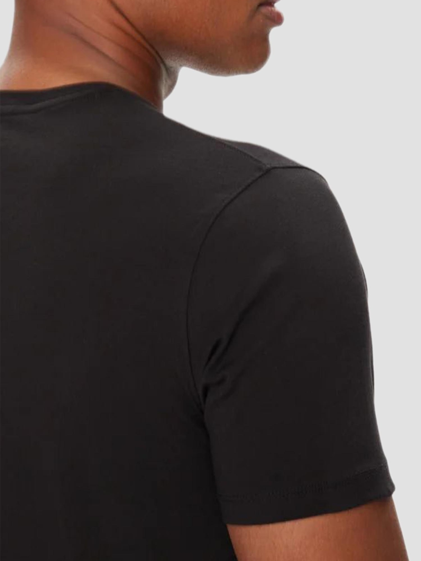 Футболка GUESS модель M4GI70.KC9X0;JBLK Футболка GUESS модель M4GI70.KC9X0;JBLK Фото