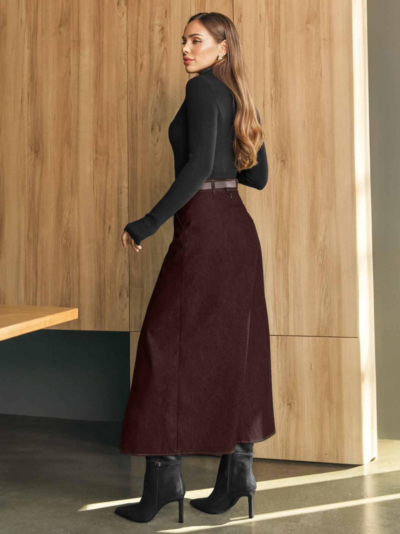 Юбка миди из замши коричневая модель 76759 Фото