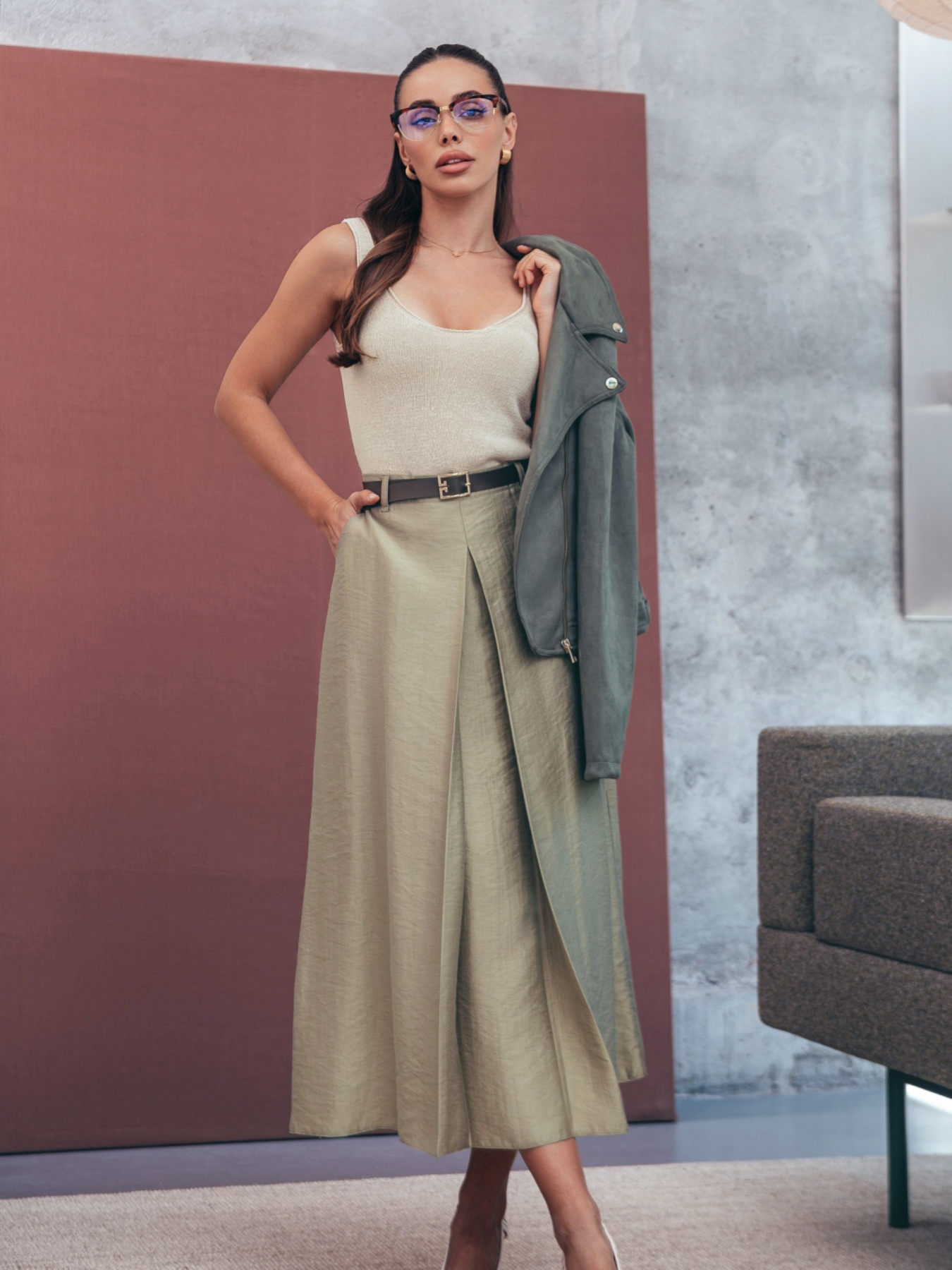 Юбка миди цвета хаки со складкой спереди модель 75893 Фото