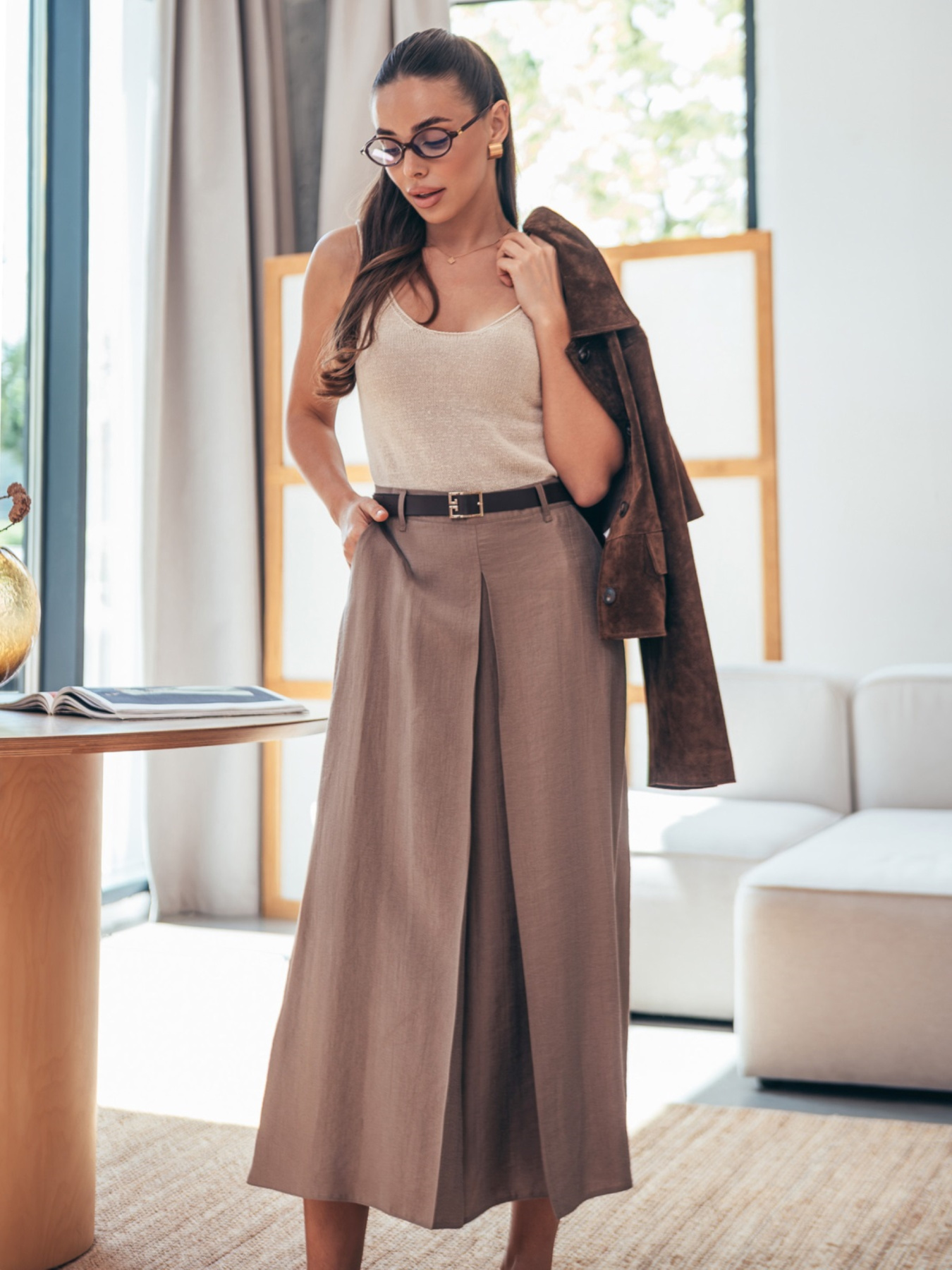 Юбка миди коричневого цвета со складкой спереди модель 75892 Фото